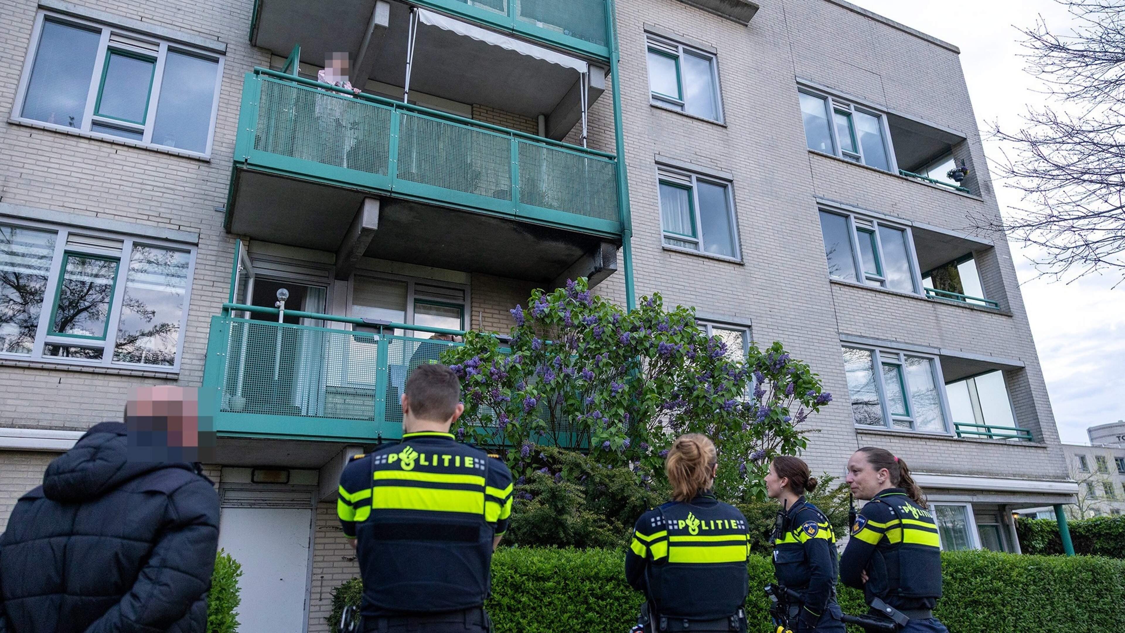 Fire on balcony of apartment complex in Hoofddorp