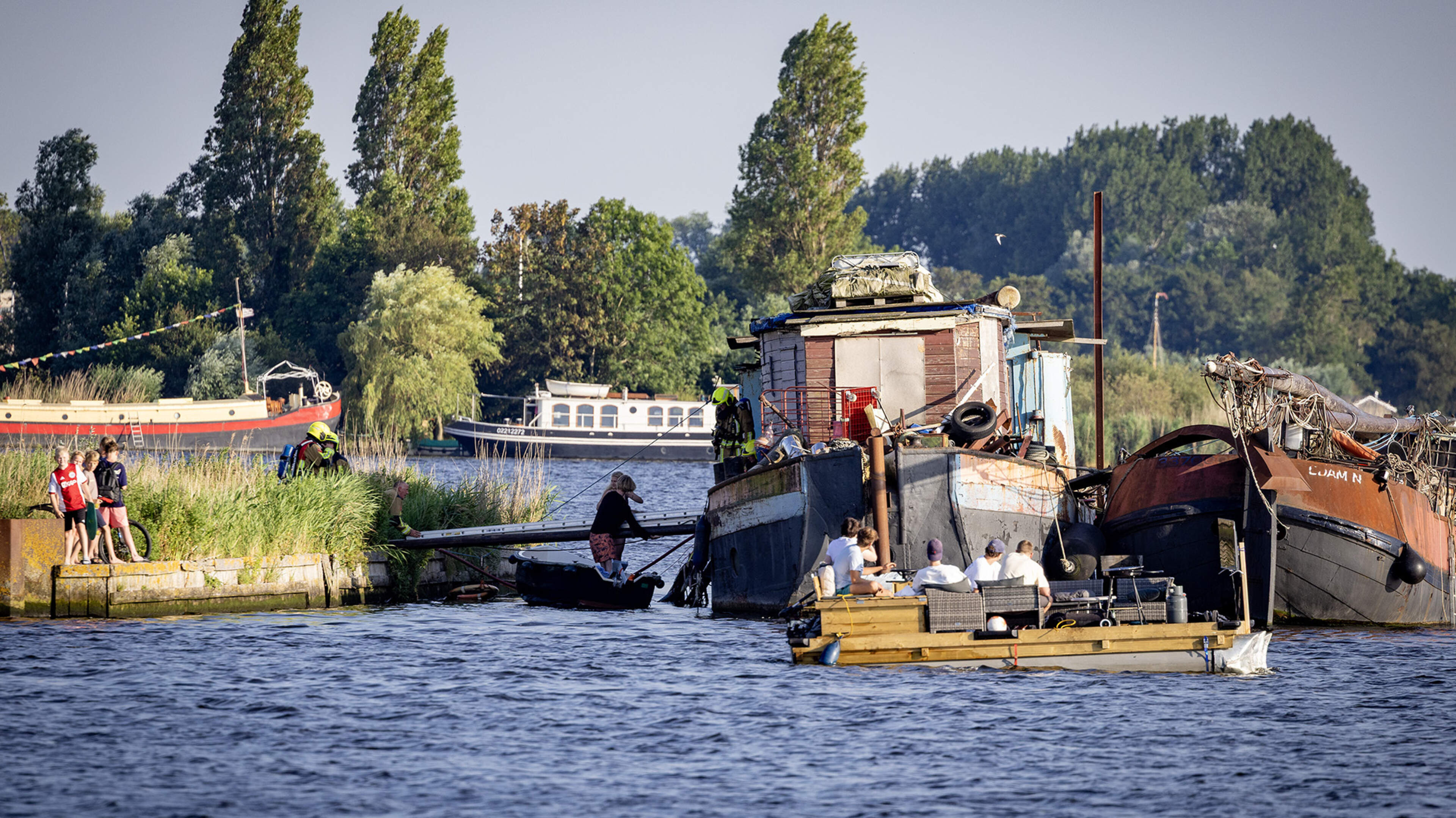 Boat fire in Mooie Nel near Spaarndam quickly under control