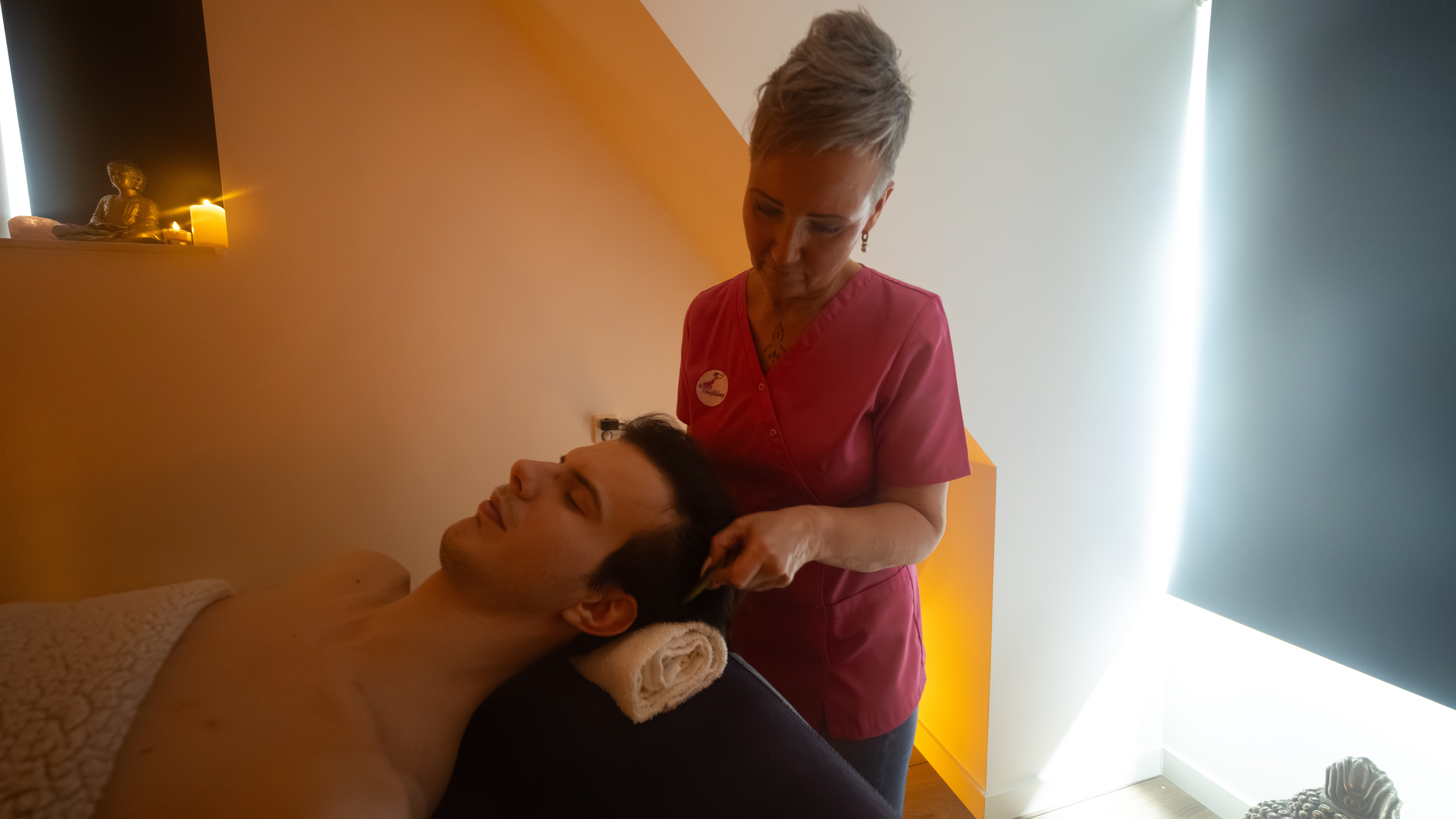 Feather touches, velvet hairbrushes, and gliding nails: ASMR massage is a trend you can experience in Hoofddorp