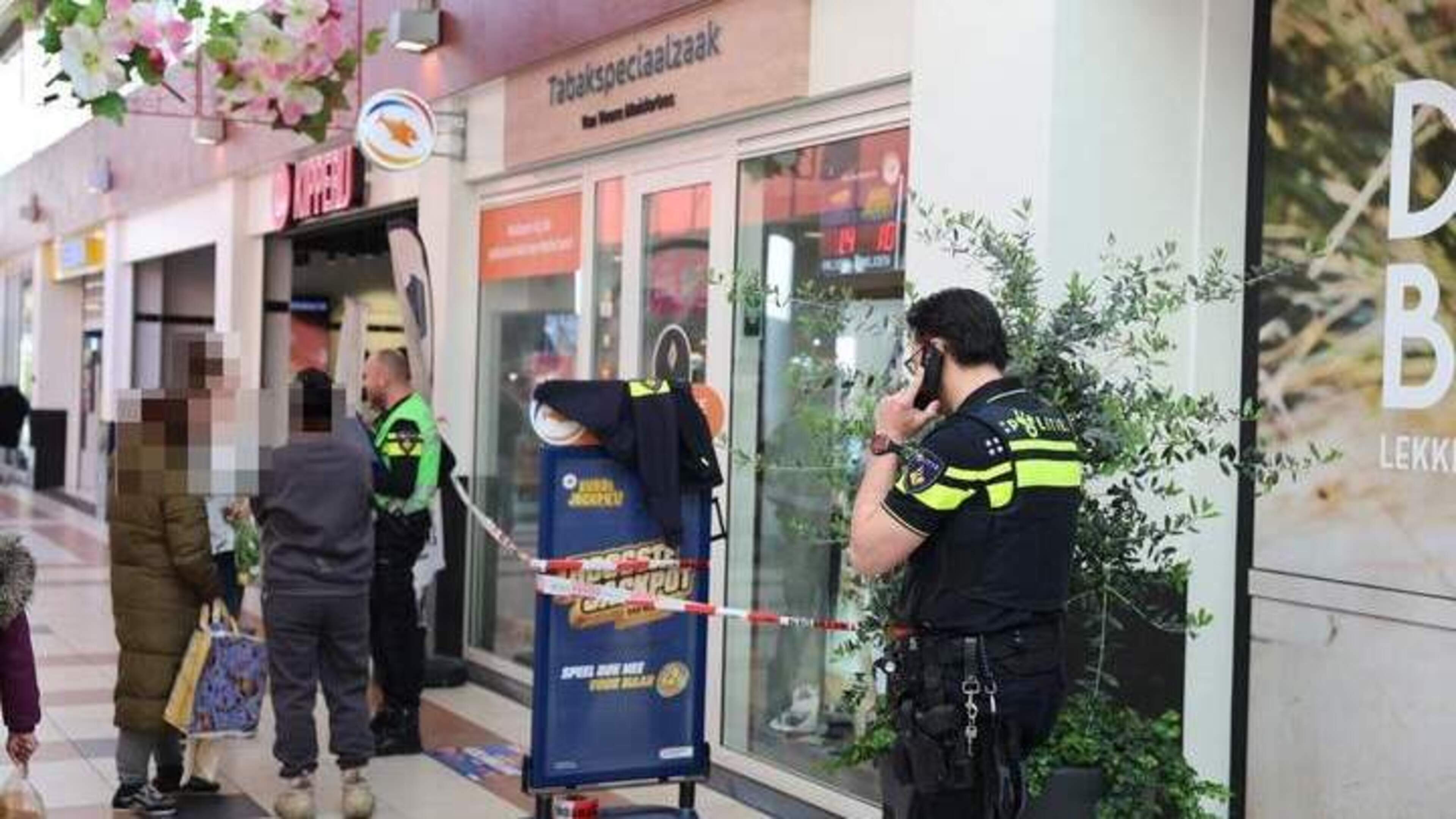 Minors arrested for armed robbery of tobacco shop in Hoofddorp shopping center