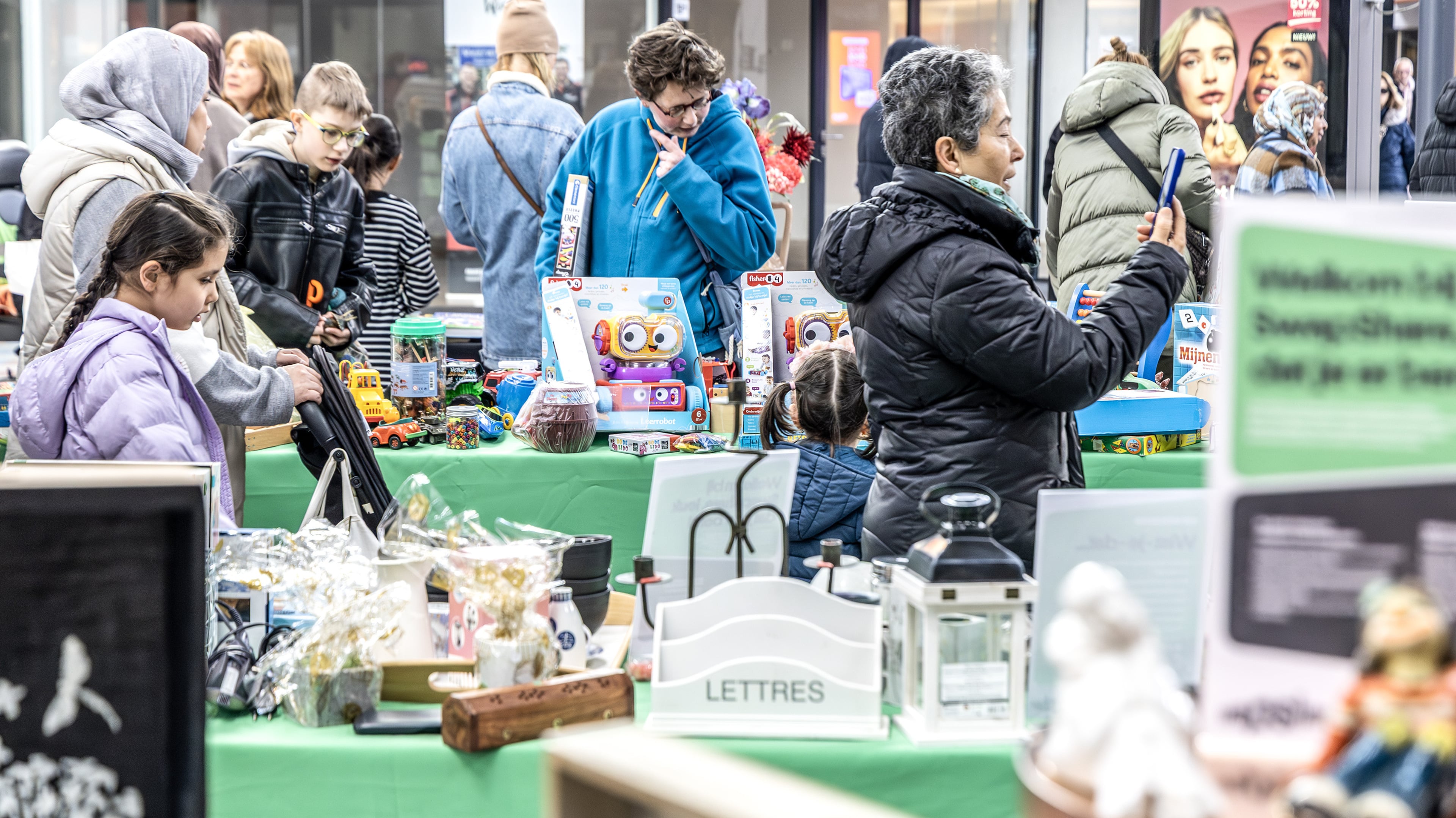 Lively swapping at the Swapshare in Schalkwijk. ‘Great when someone else is happy with something you no longer use’