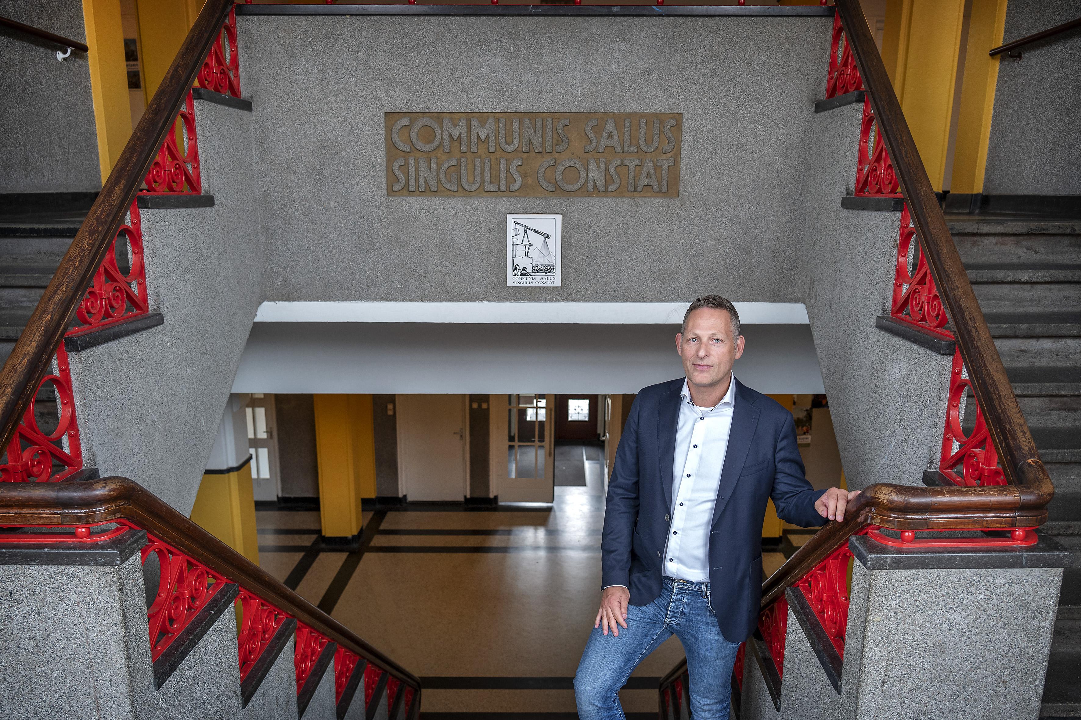 Rector geeft toe aan druk personeel en ouders: ook mondkapjesplicht Kennemer Lyceum in Overveen