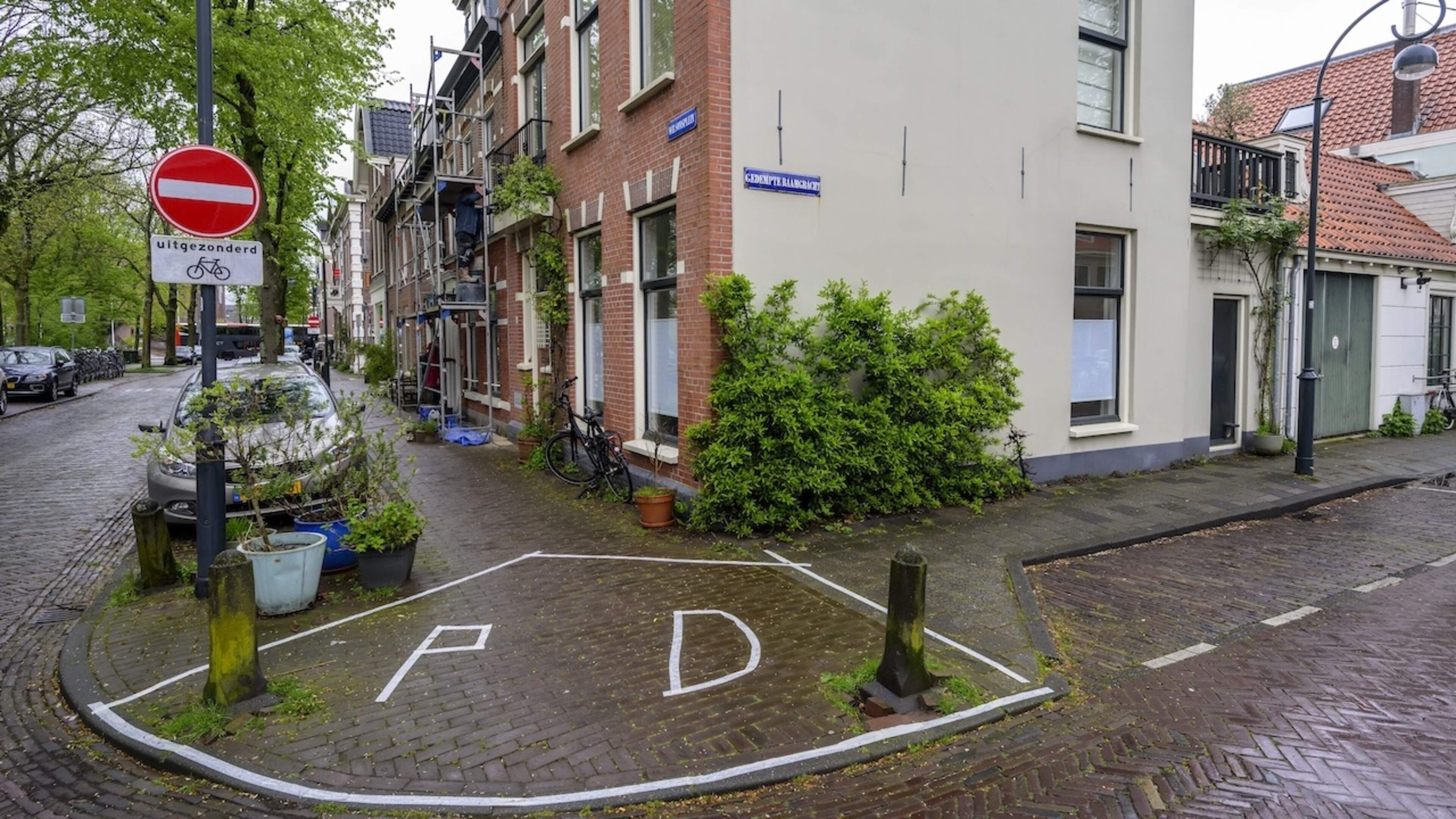 Reserving a piece of sidewalk for King's Day is not cool