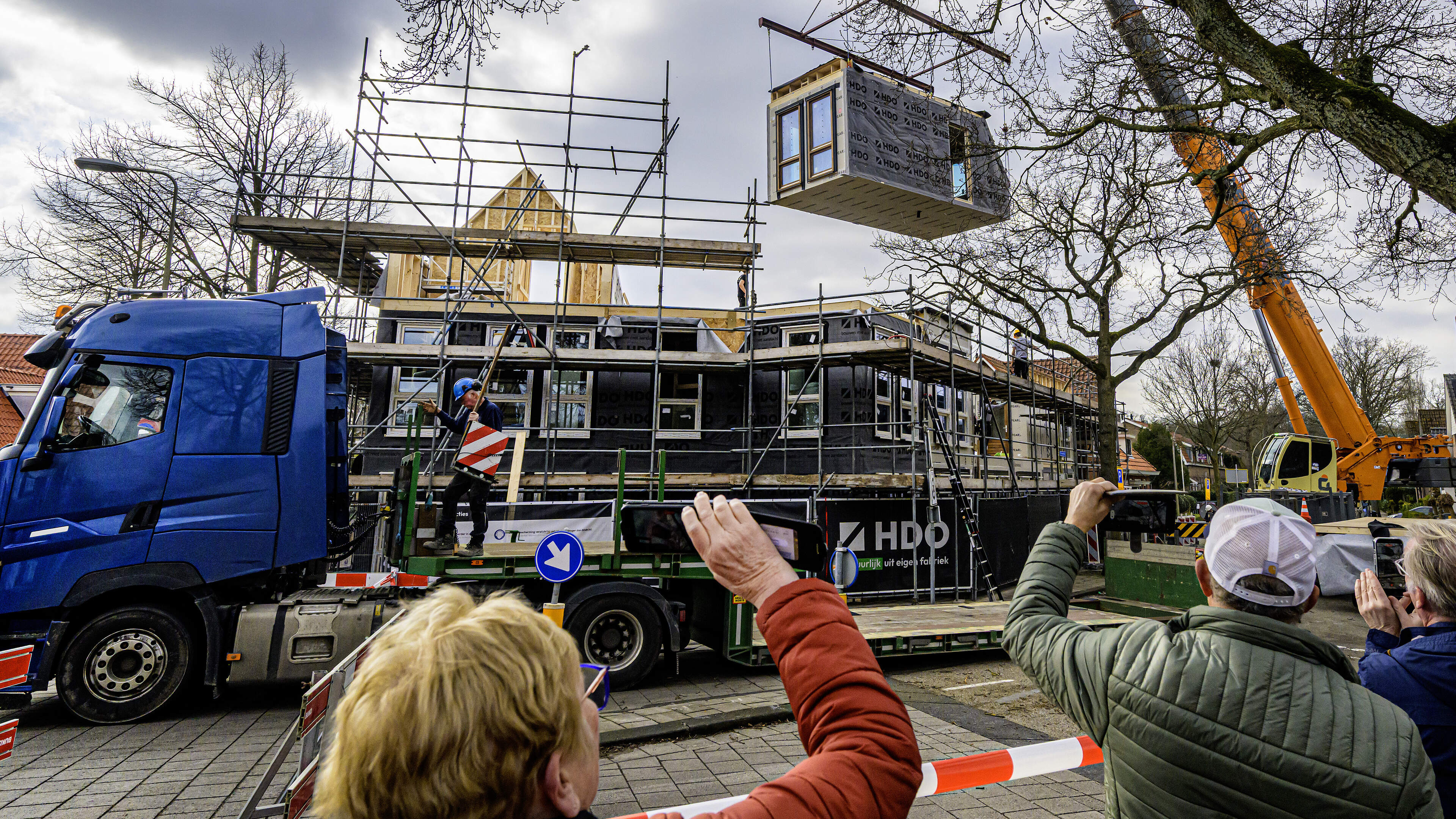Flex homes safely installed in De Glip; first residents set to move into new prefab houses soon. ‘More privacy and daylight’