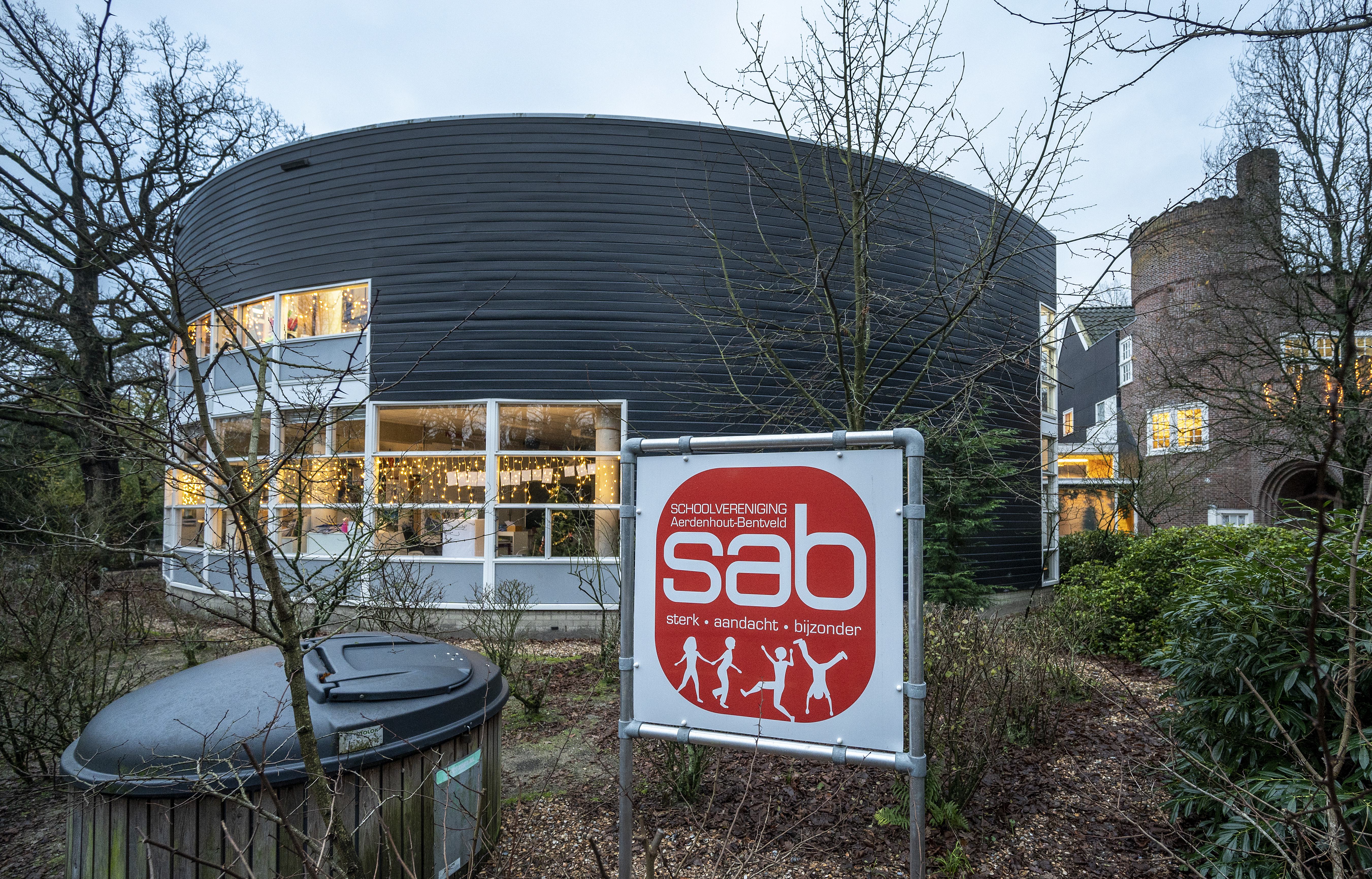 Waarom brokkelt de steun voor basisschool SAB in Aerdenhout steeds verder af? Hebben ze ineens te we