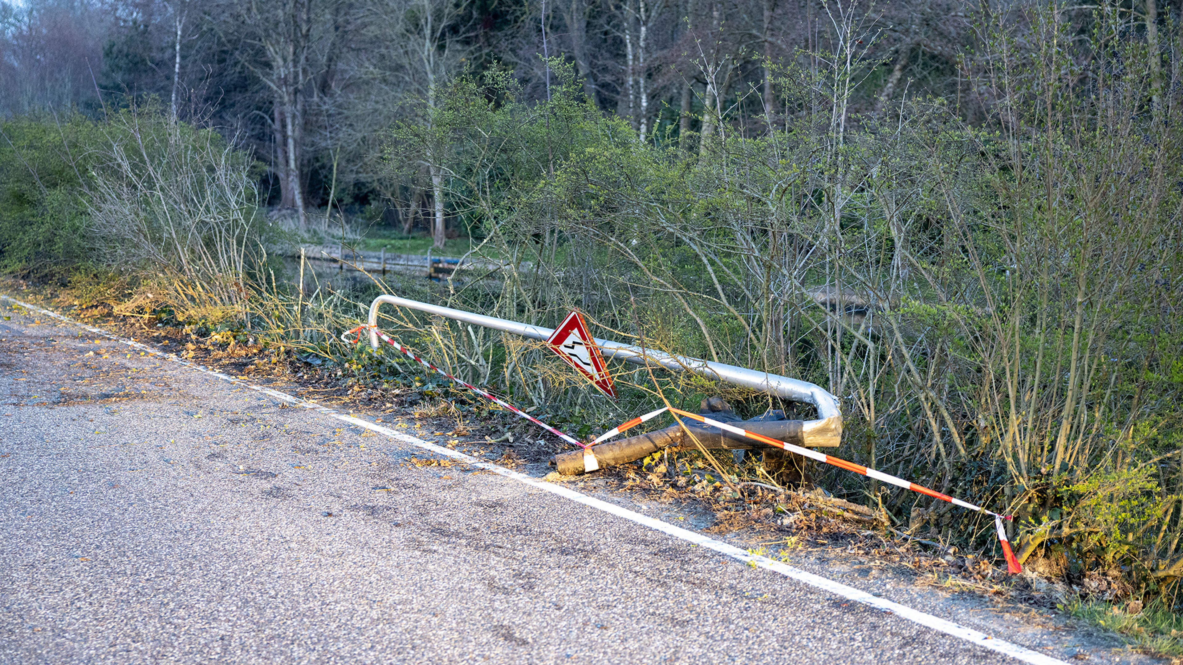 19-year-old Thom from Bennebroek jumps into Leidsevaart without hesitation after car plunges into water: 'It was a kind of reflex'
