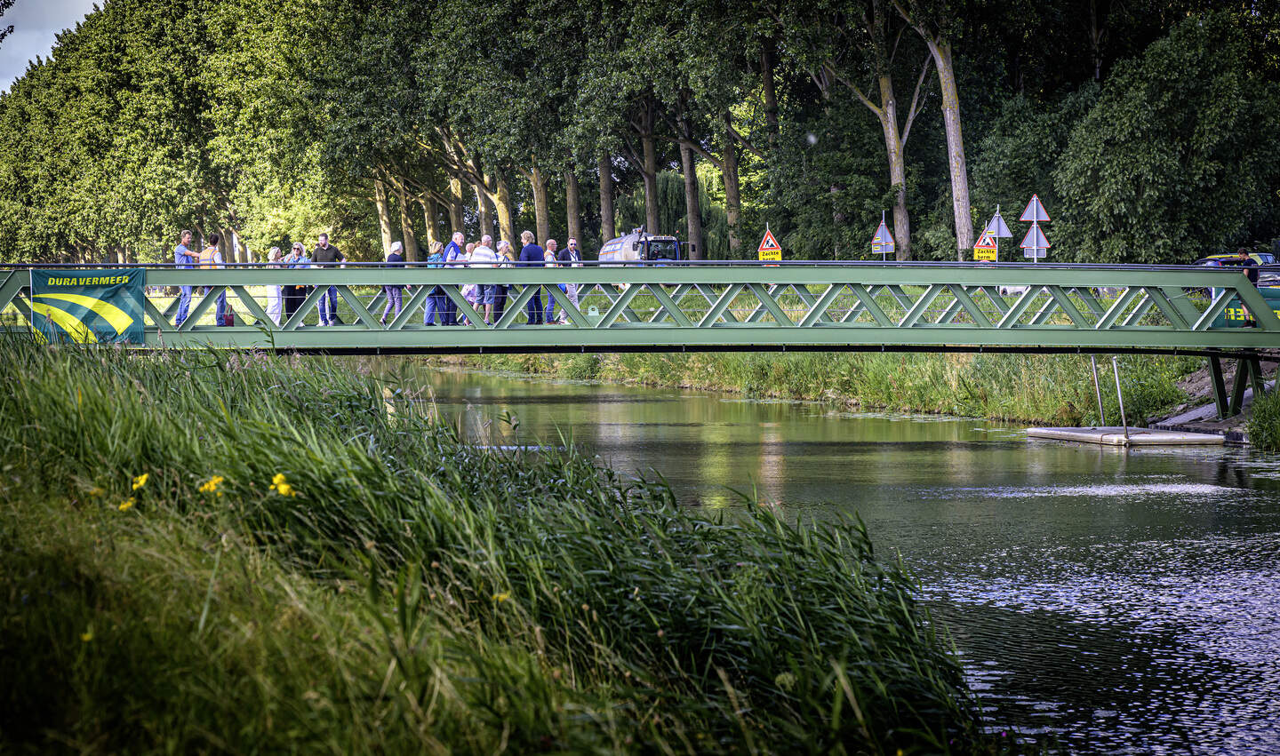 De kleur van de brug zou goed bij de omgeving passen, aldus een van de bezoekers.