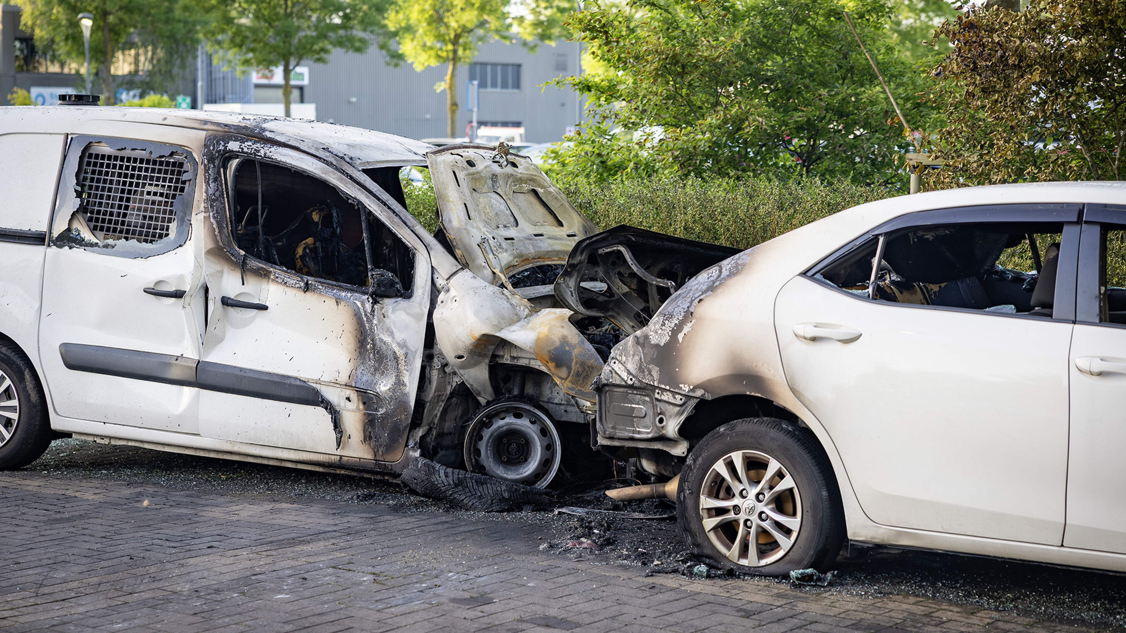 Two cars destroyed by fire in Badhoevedorp hotel parking lot