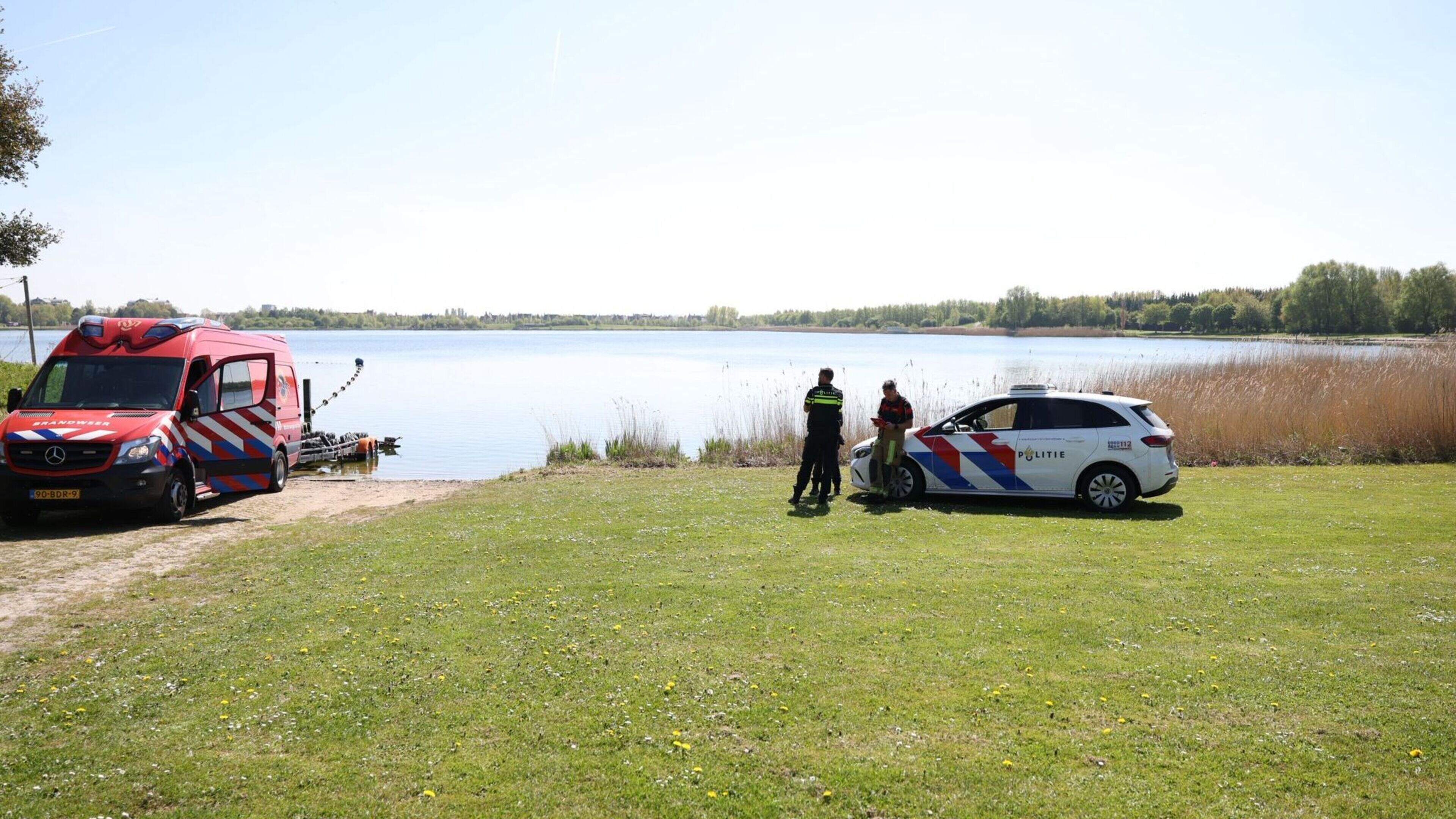 Major search for person in water at Toolenburgerplas Hoofddorp, helicopter deployed