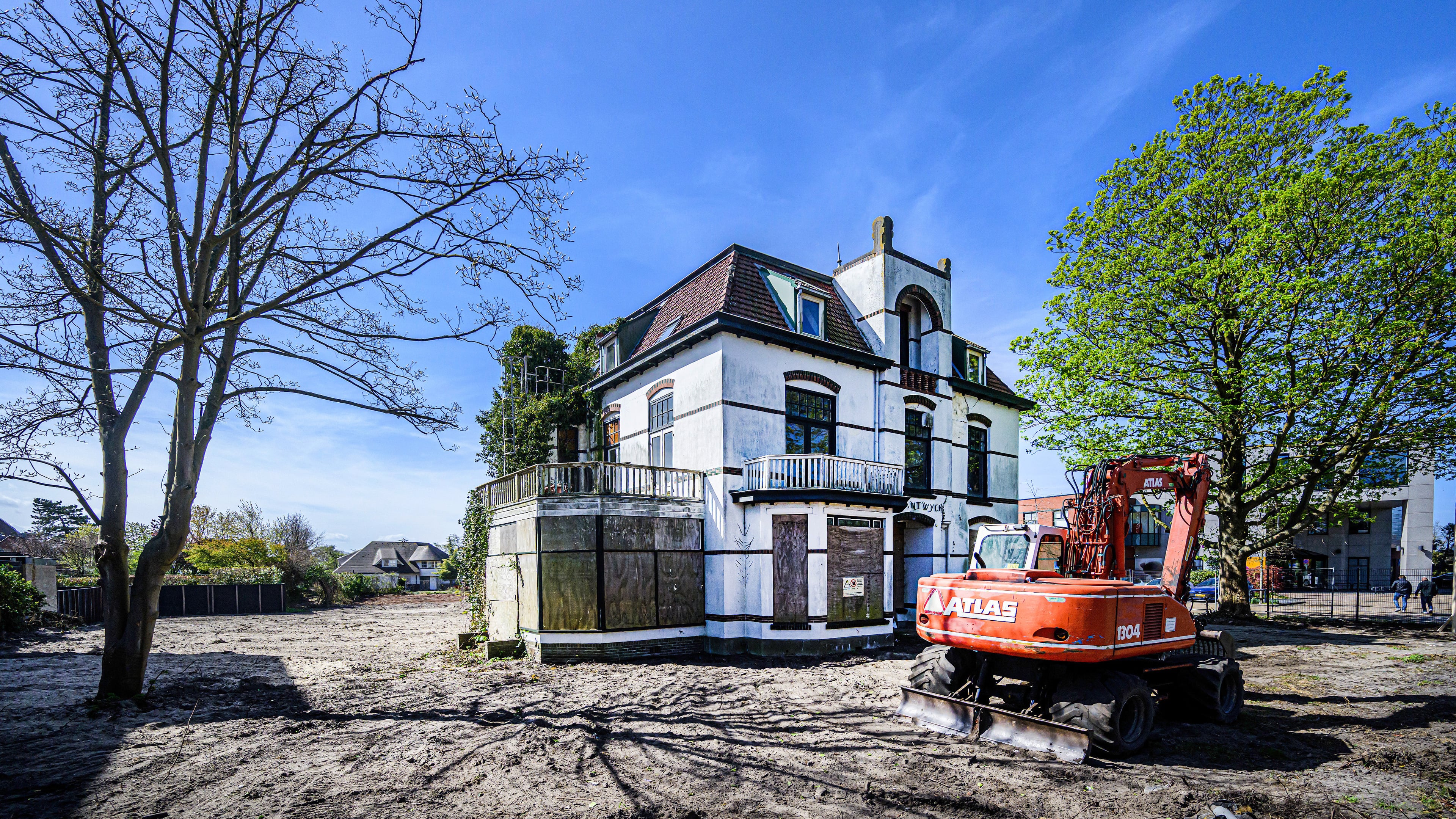 Action at last for derelict Villa Santwyck in Hillegom: Apartments in monument, family homes in backyard