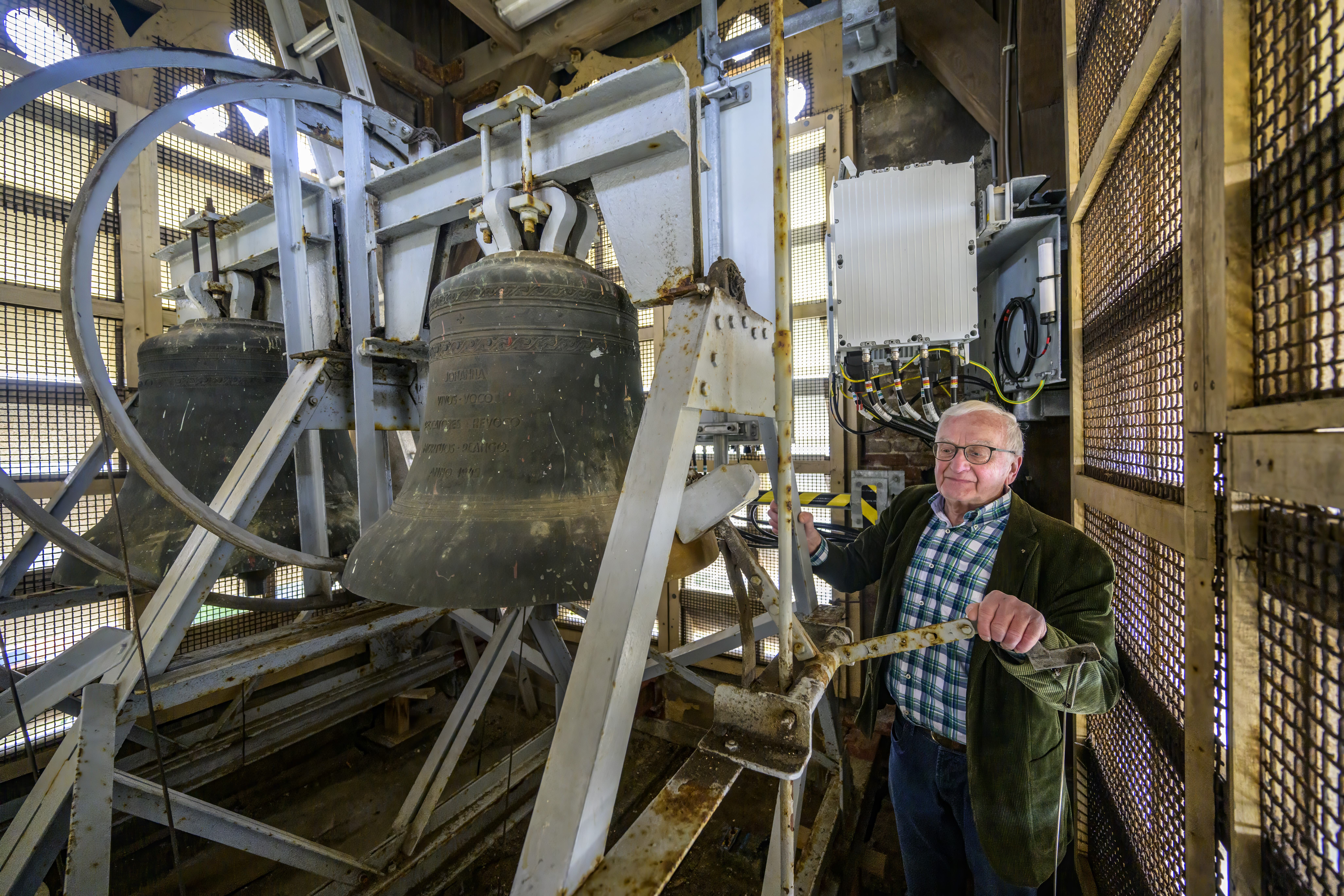 De kerkklokken van Overveen krijgen een nieuwe stoel. Parochie haalt tonnen binnen voor broodnodige 