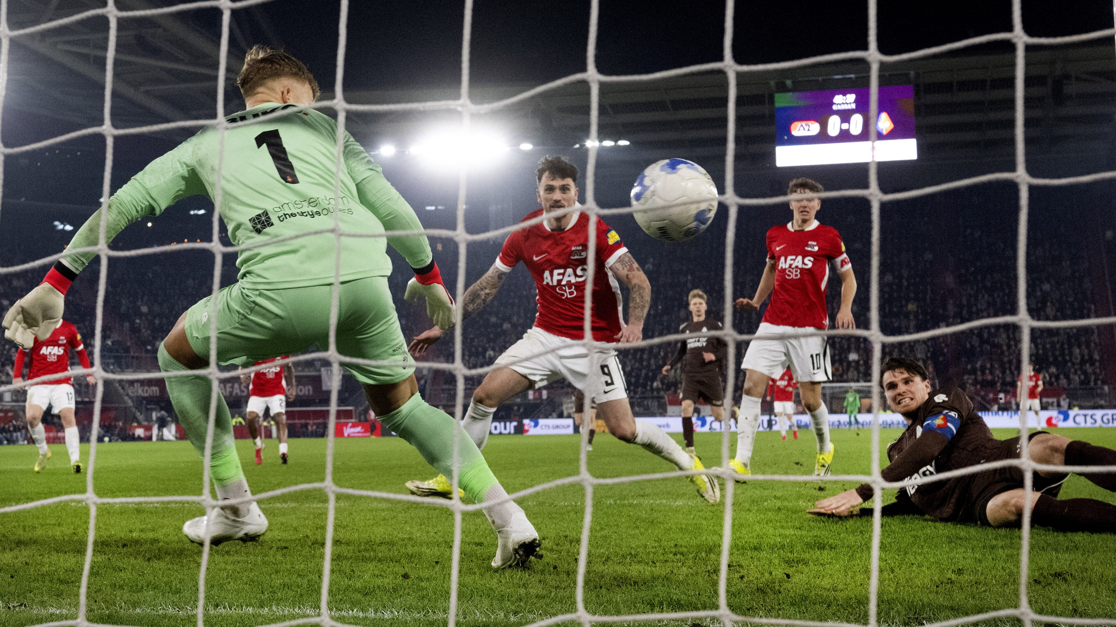 Nine out of ten times Danny Bakker scores with a header. After his miss, he scores an own goal in the semi-final: 'Focus shifts back to Sunday'