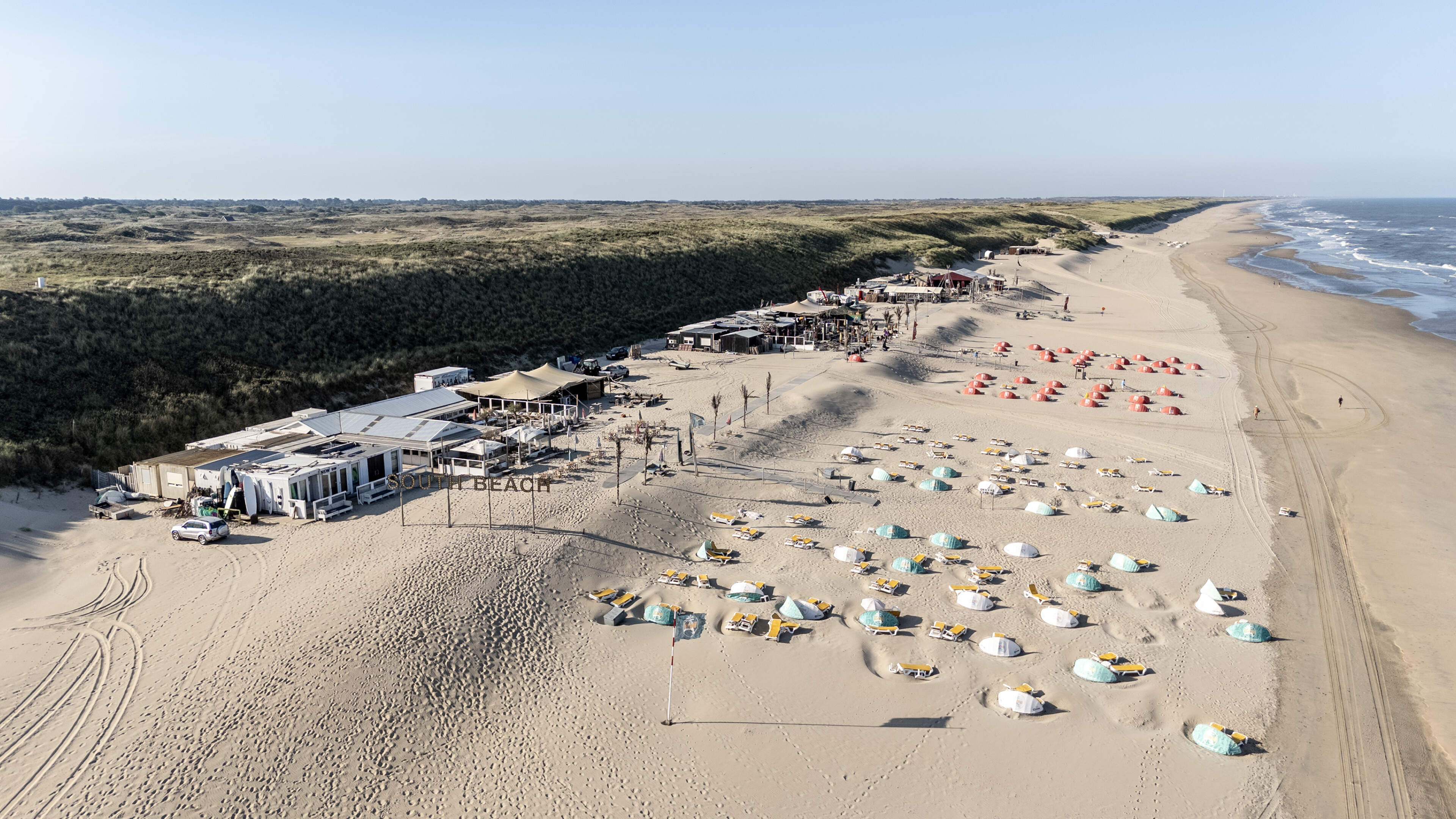 Vier strandpaviljoens op het naaktstrand in Zandvoort te koop voor 3,5 miljoen