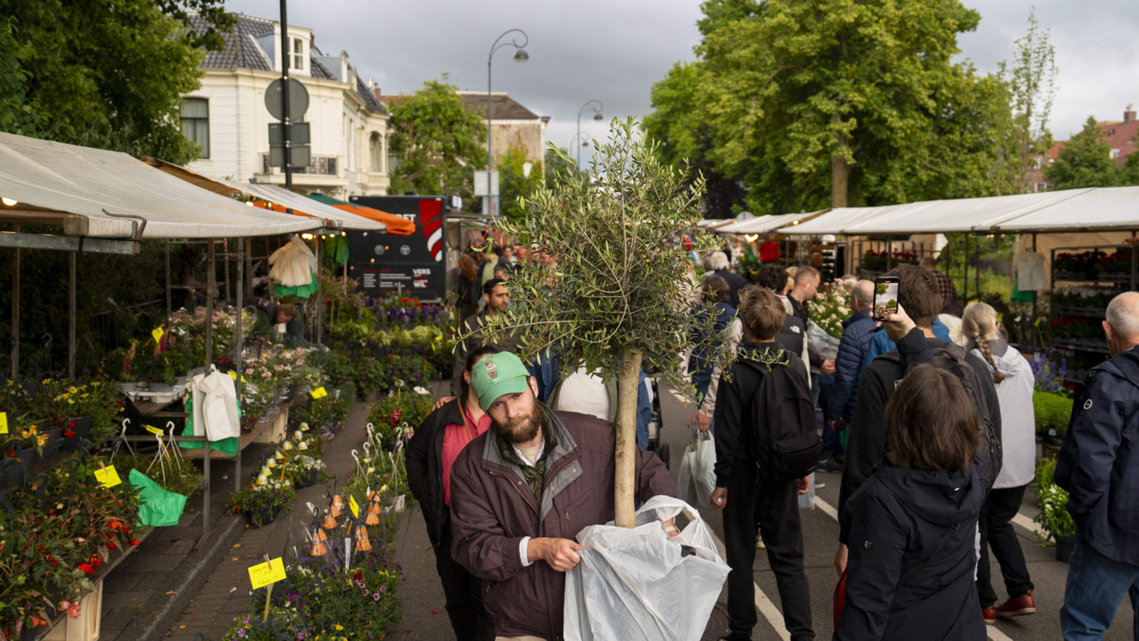 Bargain hunters no longer have to wait until early morning for Haarlem's Luilak market