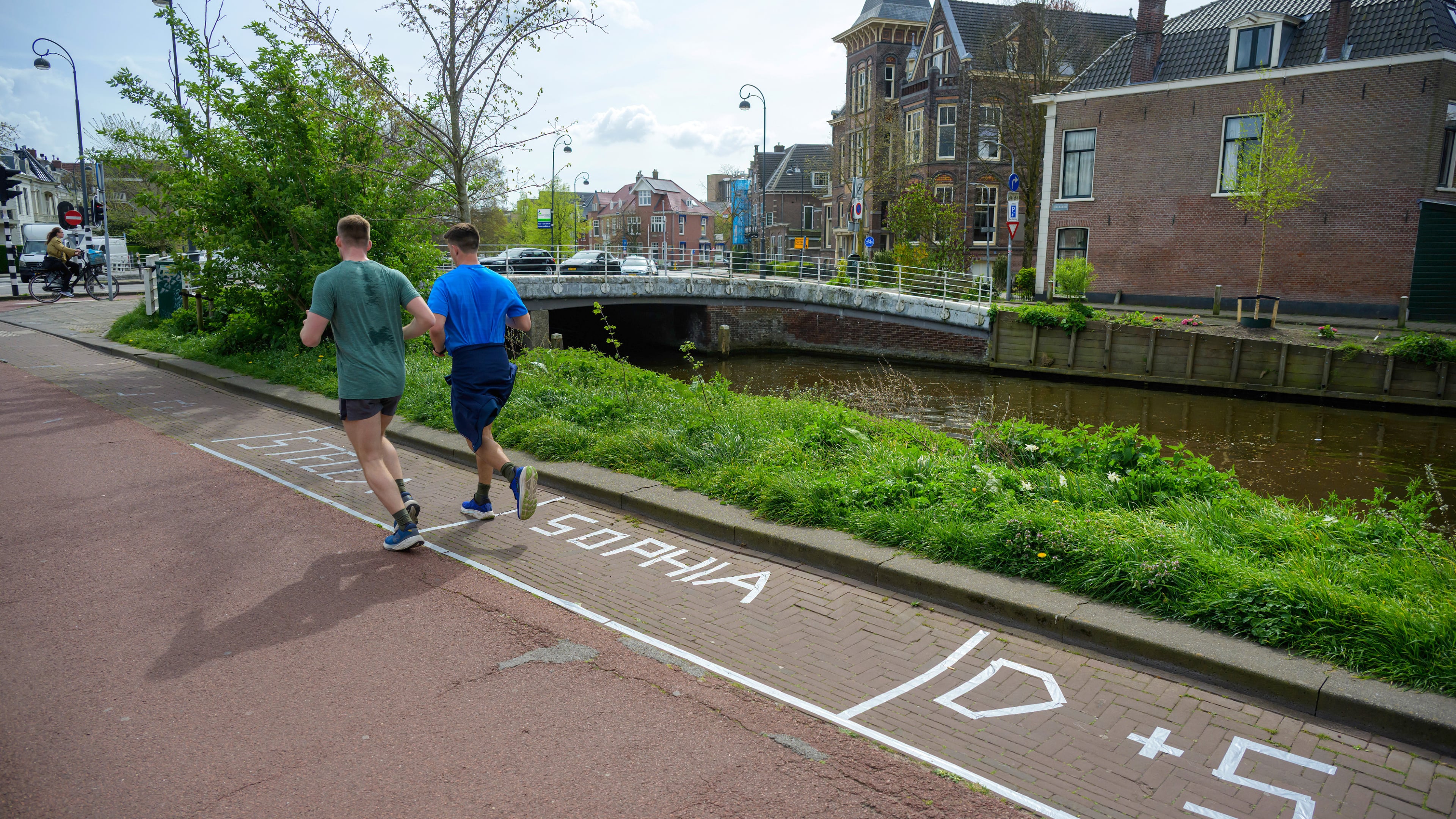 No mercy for sidewalks taped off weeks before King's Day: ‘Spray it all away’