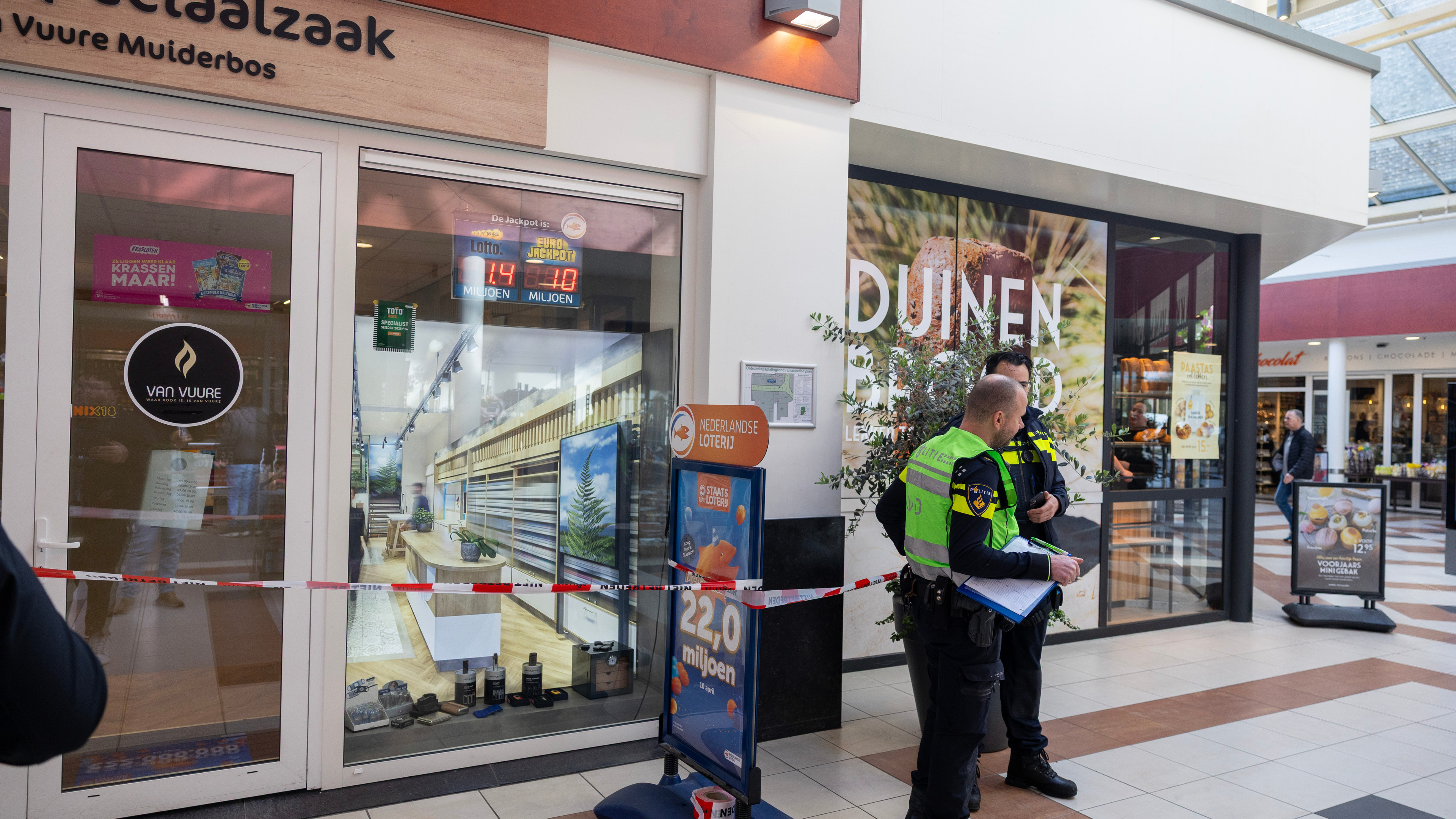 Robbery at 't Paradijs tobacco shop: gun held to employee's head. 'Had only been open for three minutes'