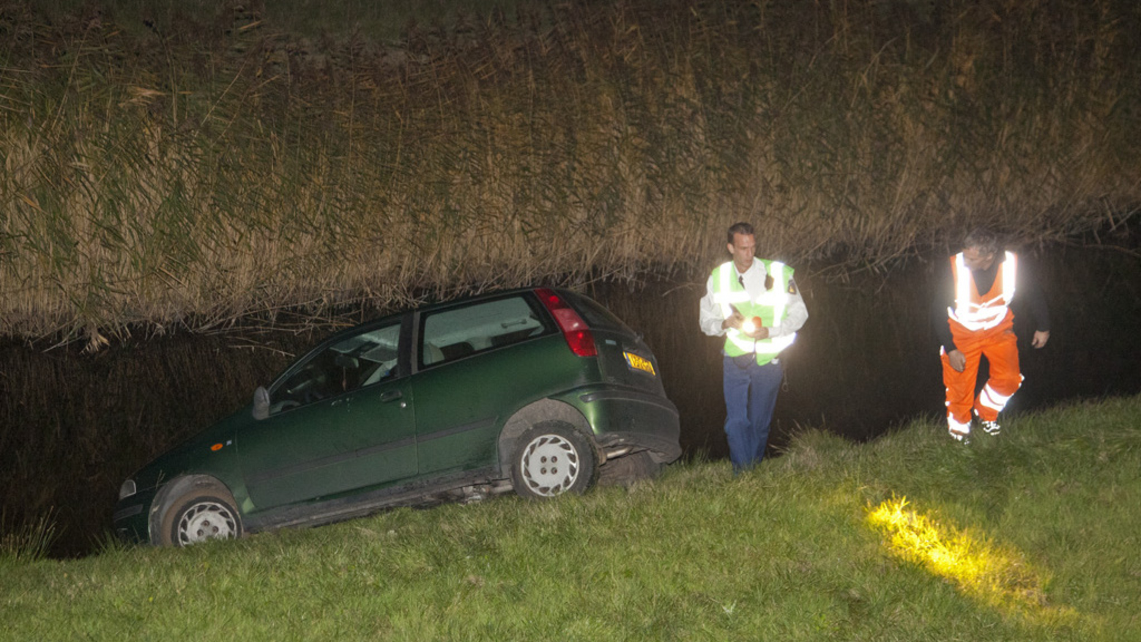 Auto te water op Drie Merenweg bij Zwaanshoek