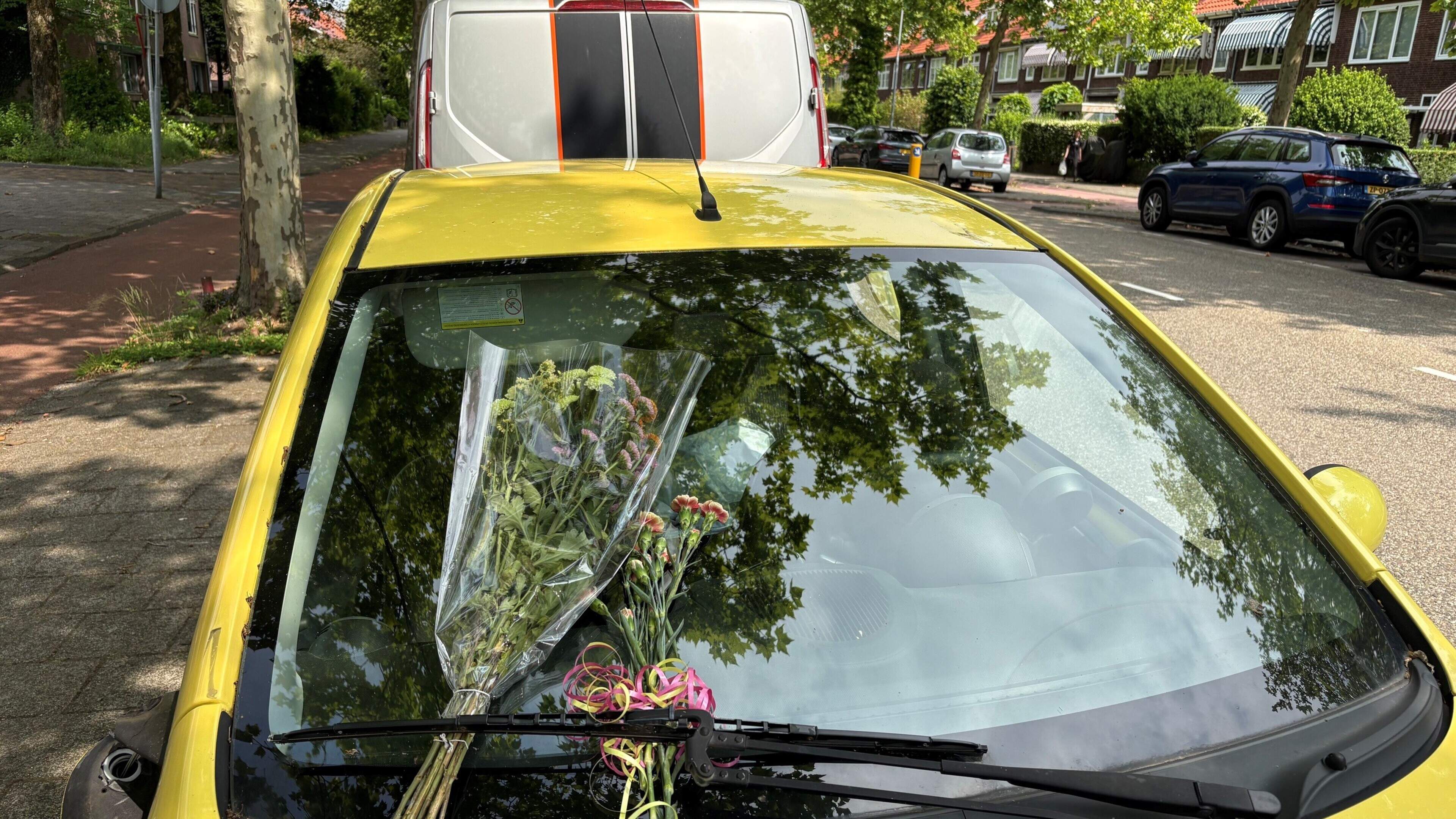 Two bouquets of flowers under windshield wipers in memory. Man who died in car on Rijksstraatweg reportedly lived in the vehicle