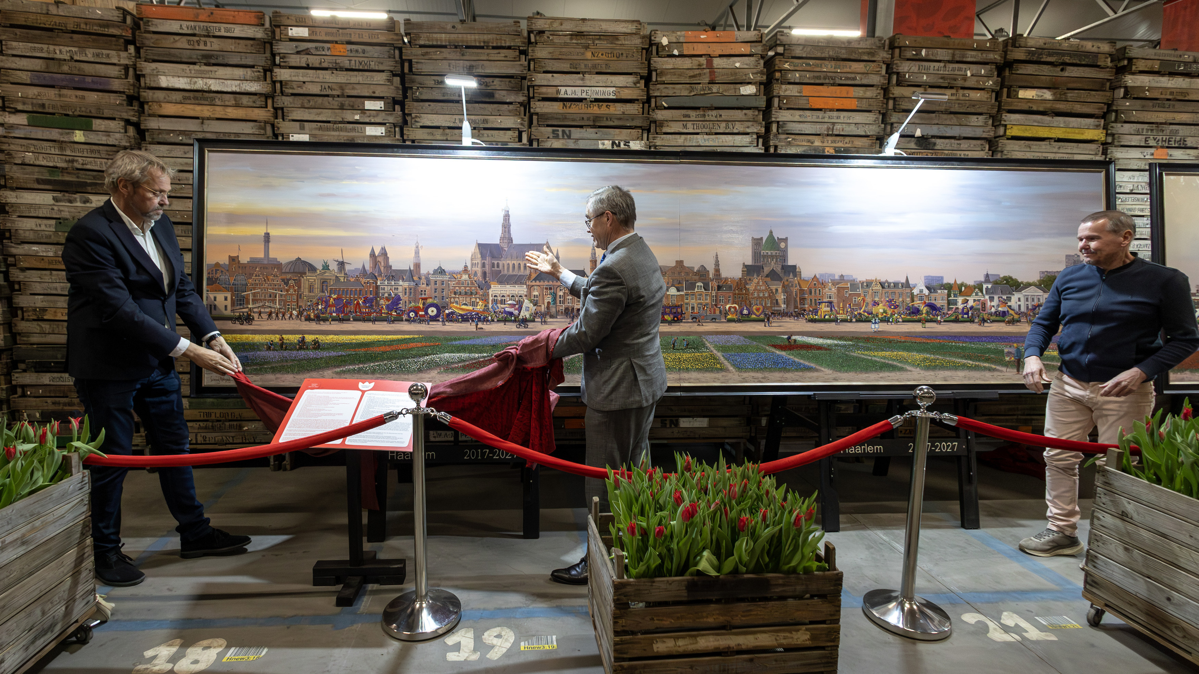 Wienen unveils Haarlem painting in Corso Collection and promises flower parade will continue to visit the city