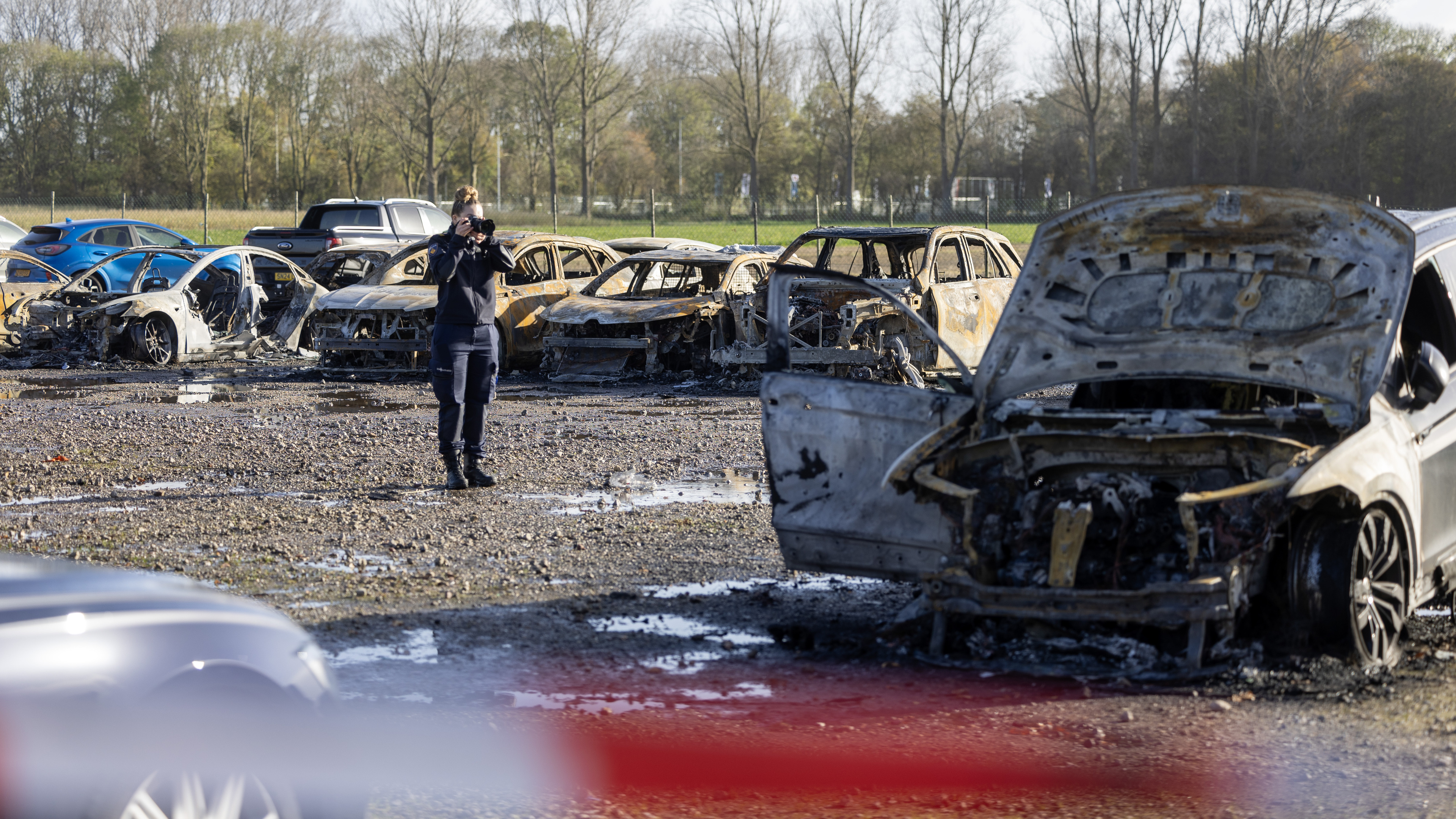 Na de vuurzee in Rijsenhout rest een troosteloos parkeerterrein vol uitgebrande wrakken: ‘Je zal maa