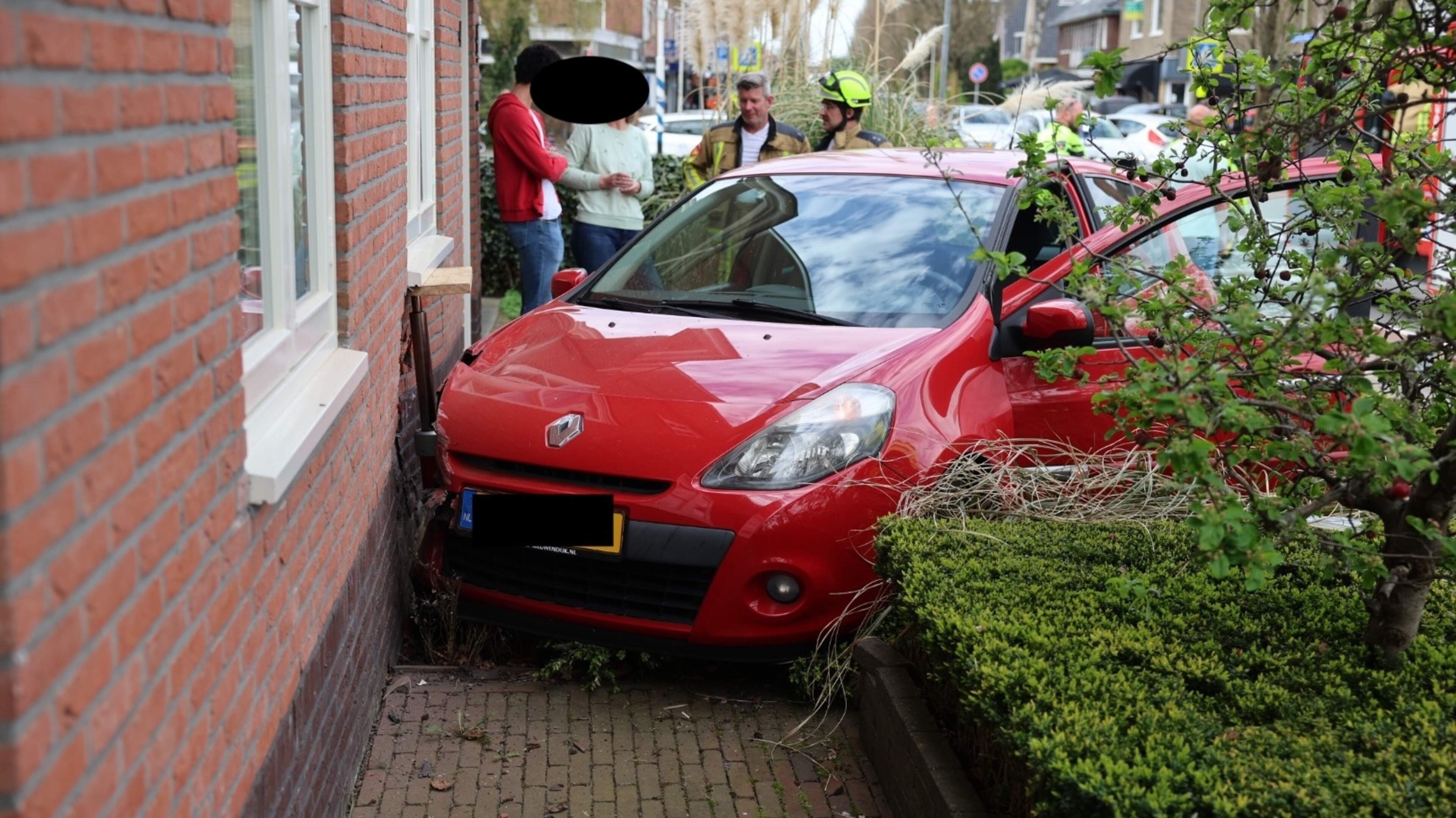 Car crashes into house in Bennebroek