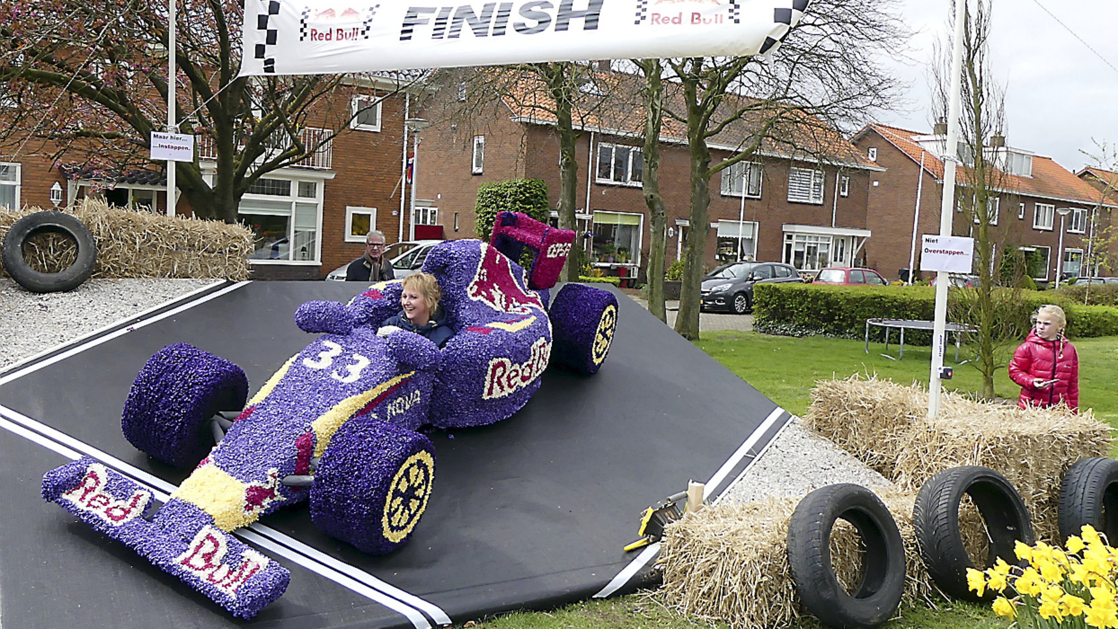 Dozens of flower artworks in and around De Zilk as village prepares for annual mosaic festival