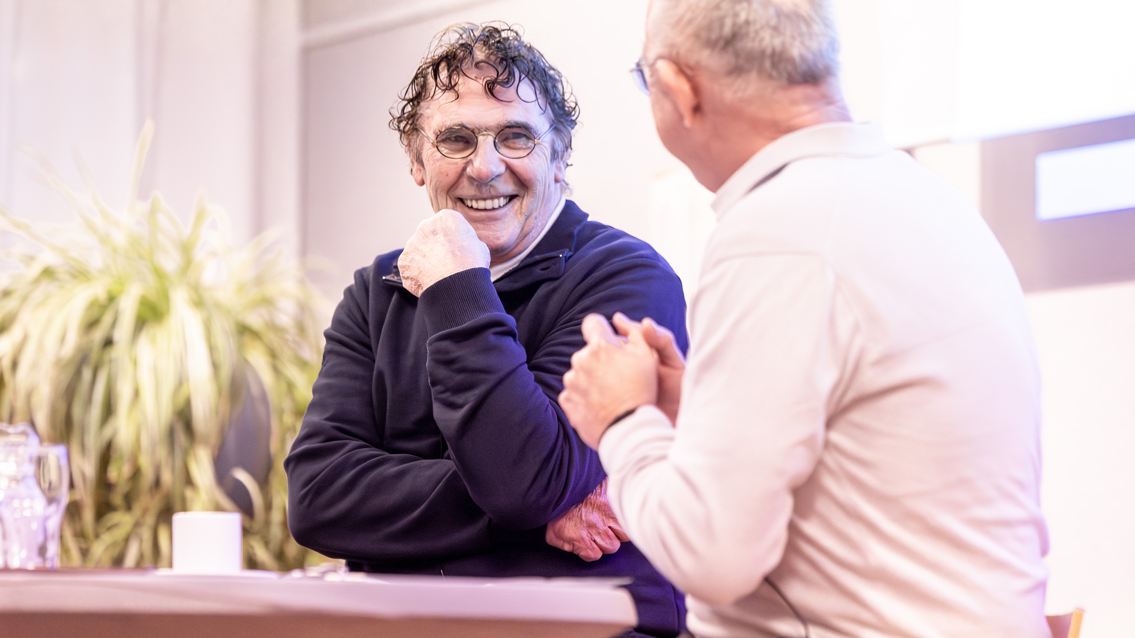 Willem van Hanegem vermaakt honderd Santpoorters met anekdotes: ‘Voetballers zijn toch geen koekenba