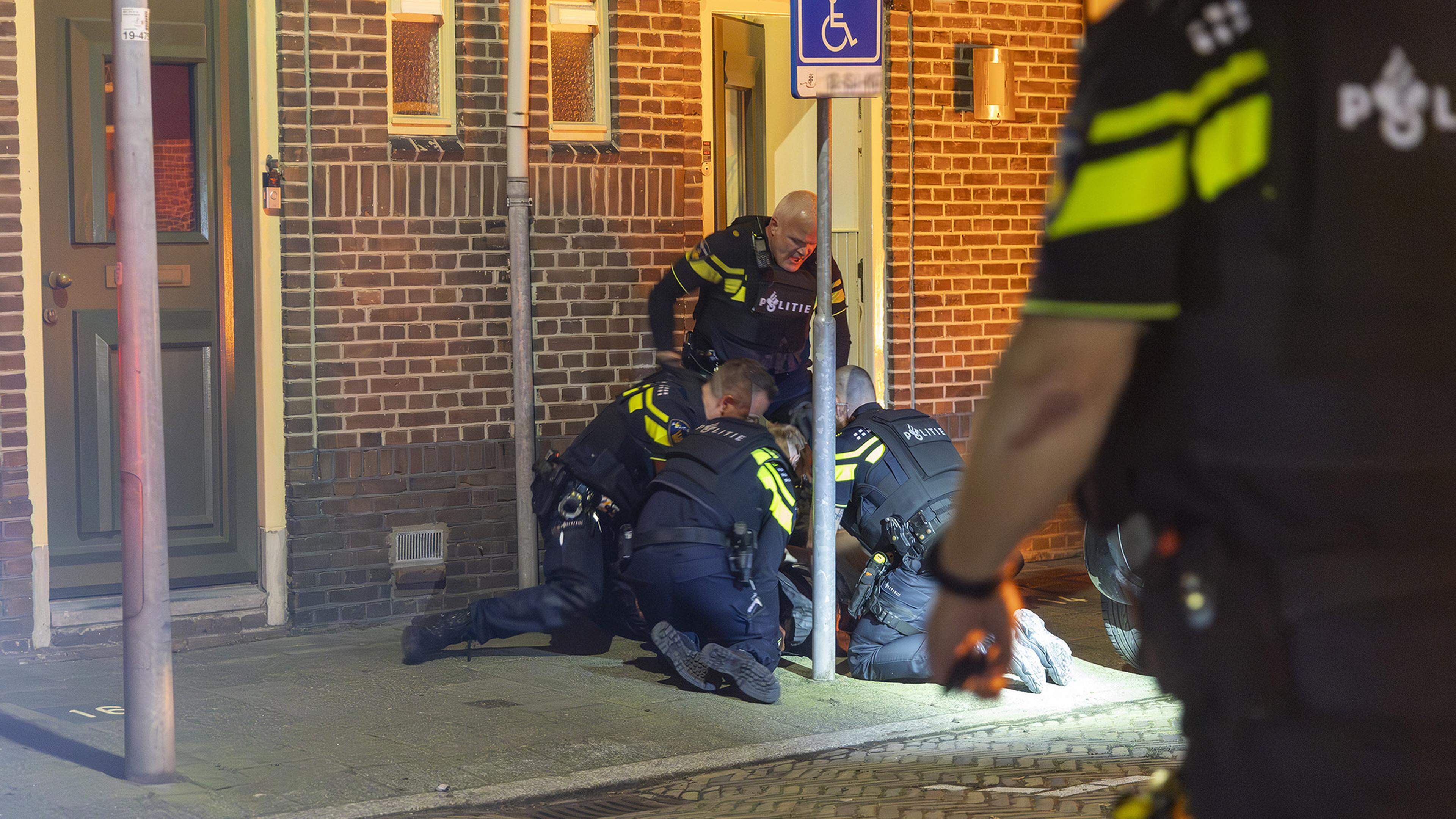 Verdachte van autobrand Zwaardstraat ’heeft nog steeds last van beet politiehond’, en wil daarom de
