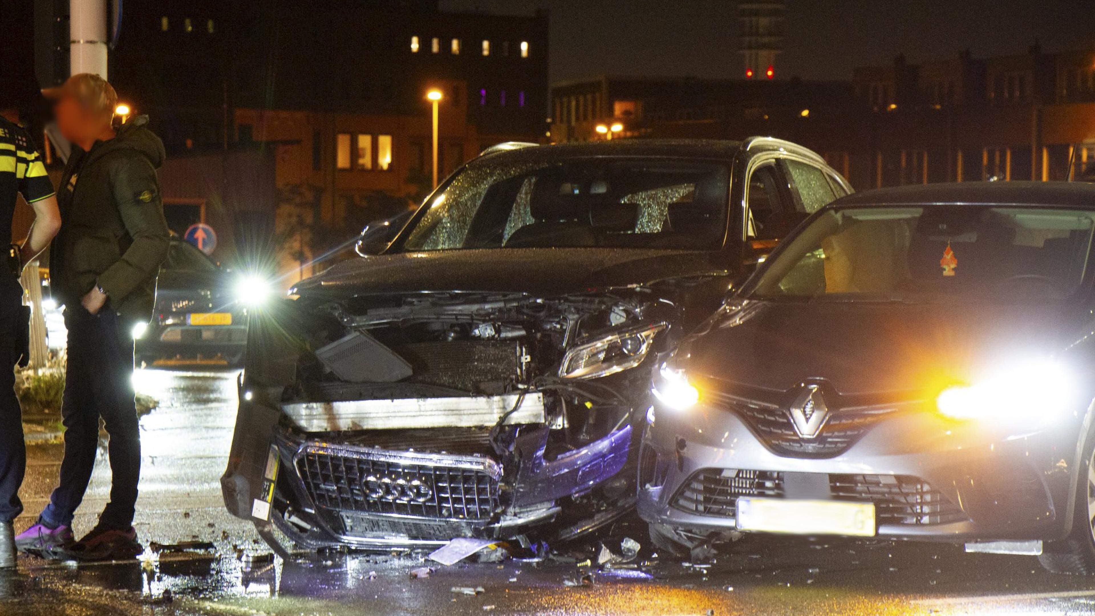Twee auto’s botsen in Haarlem, veel schade