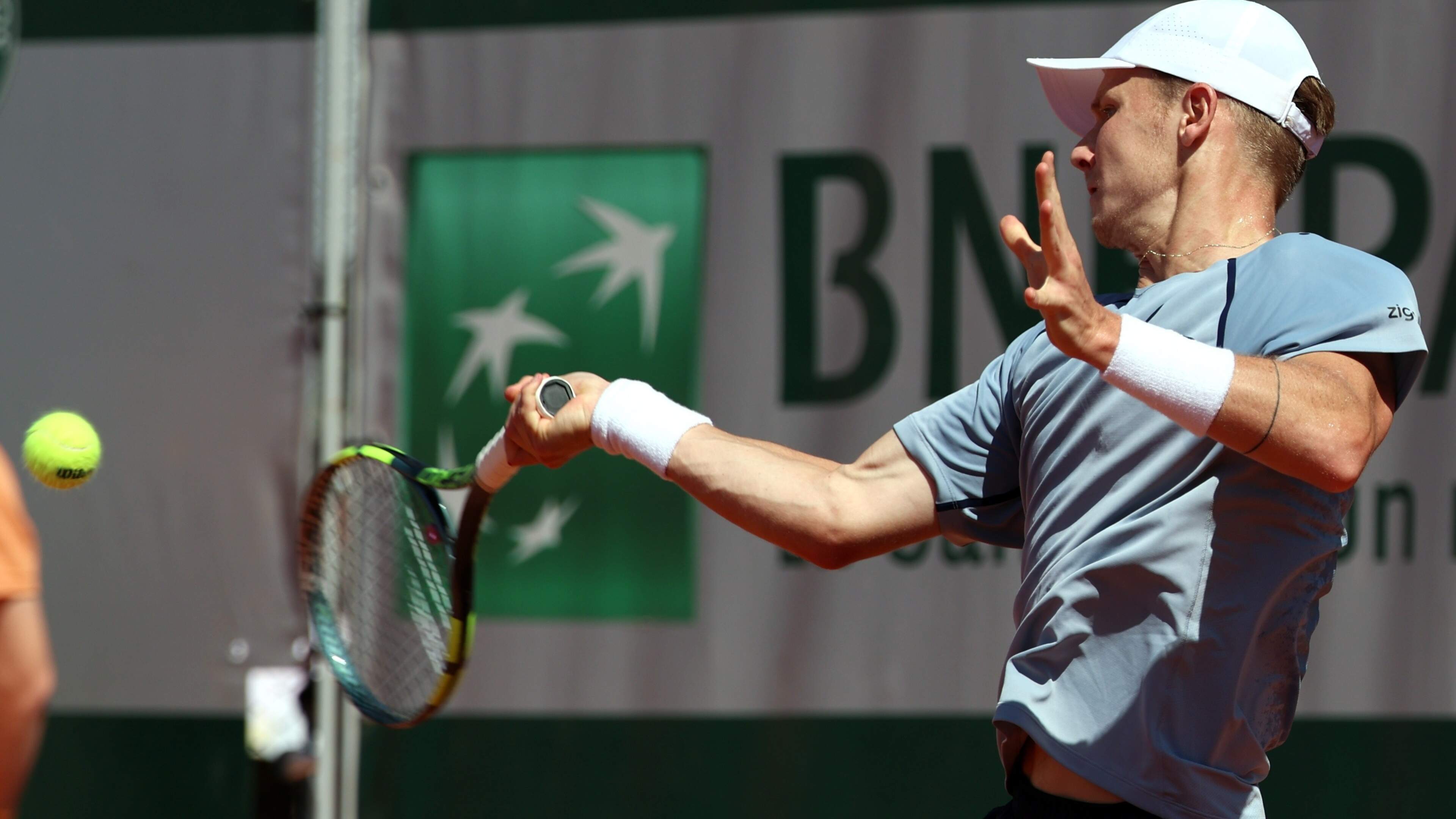 De Jong reaches first Grand Slam third round in Paris