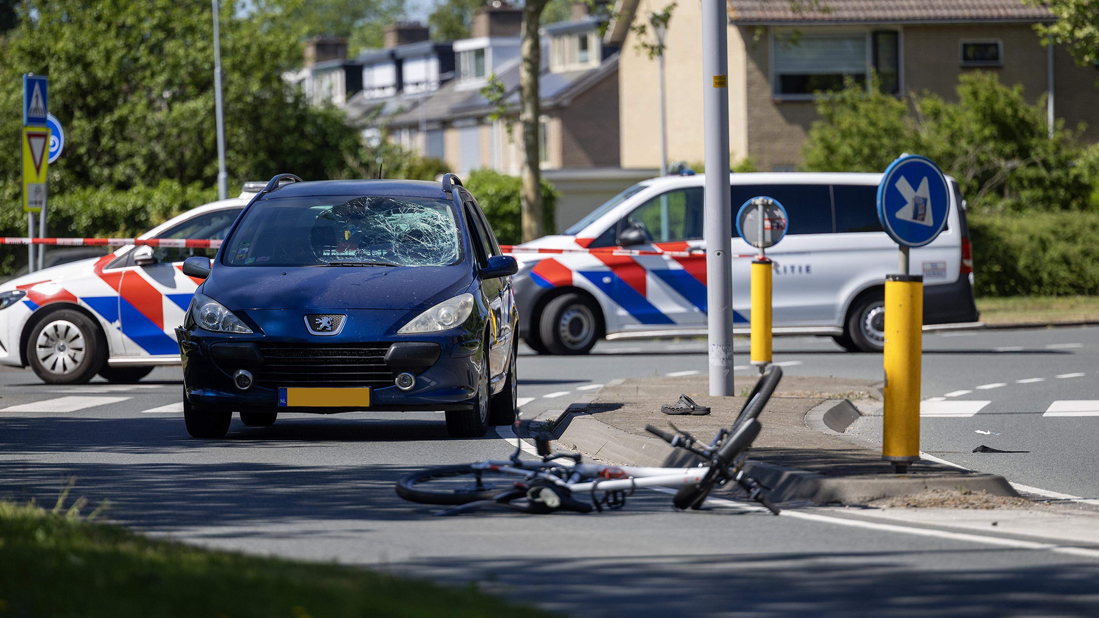 Fietser ernstig gewond bij botsing met auto in Nieuw-Vennep, traumateam ter plaatse