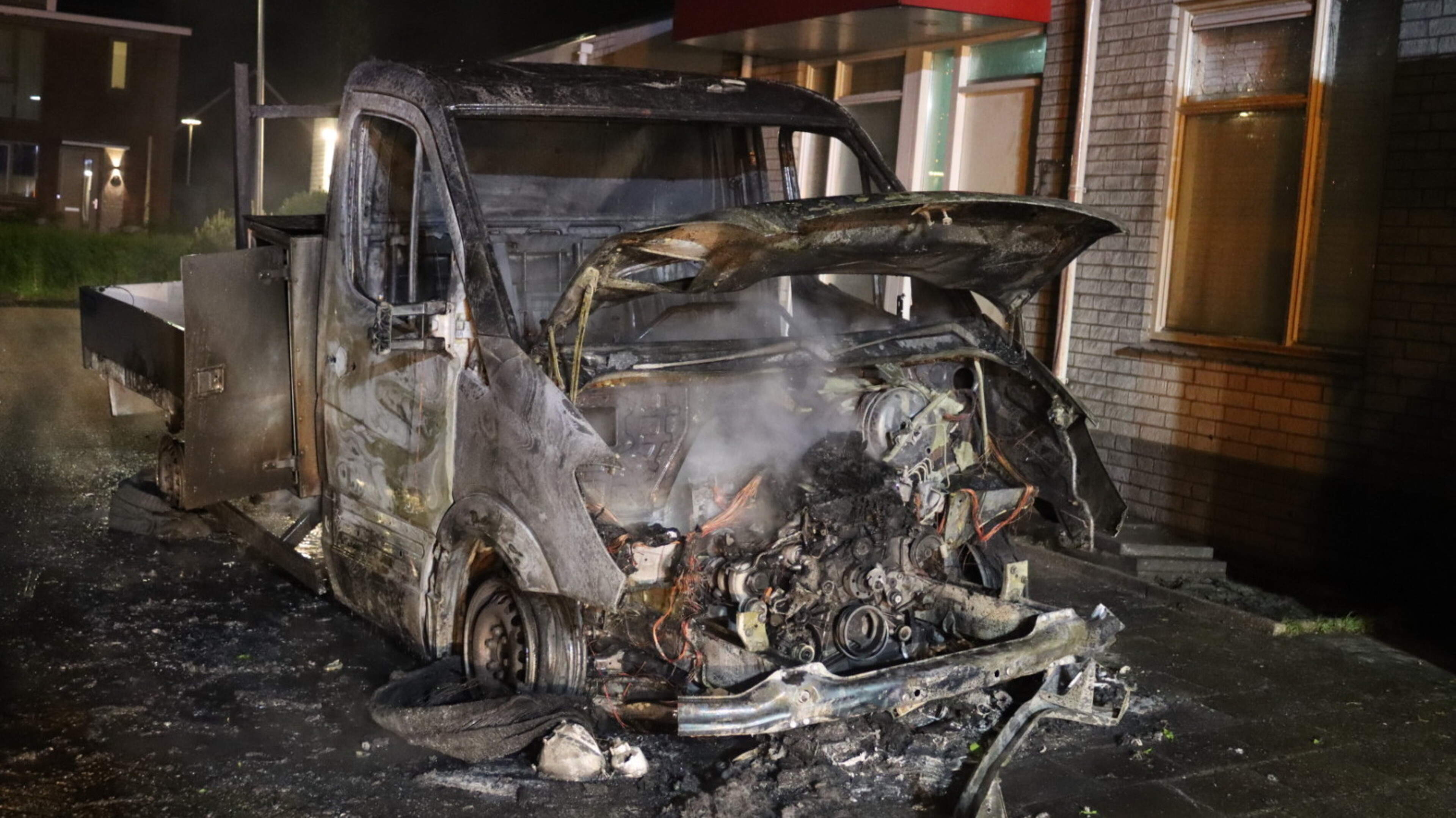 Truck in flames in Hillegom, dental practice damaged