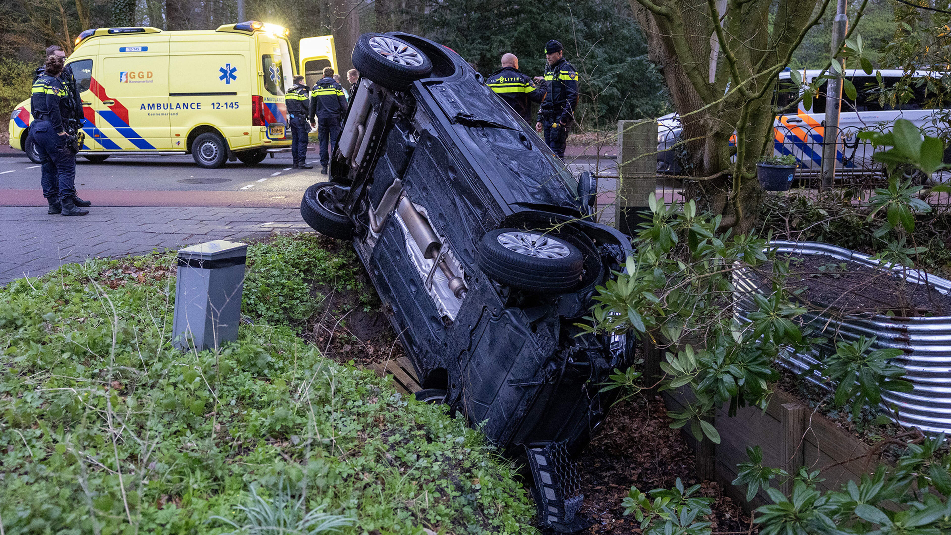 Car ends up on its side in ditch after accident in Haarlem, driver hospitalized