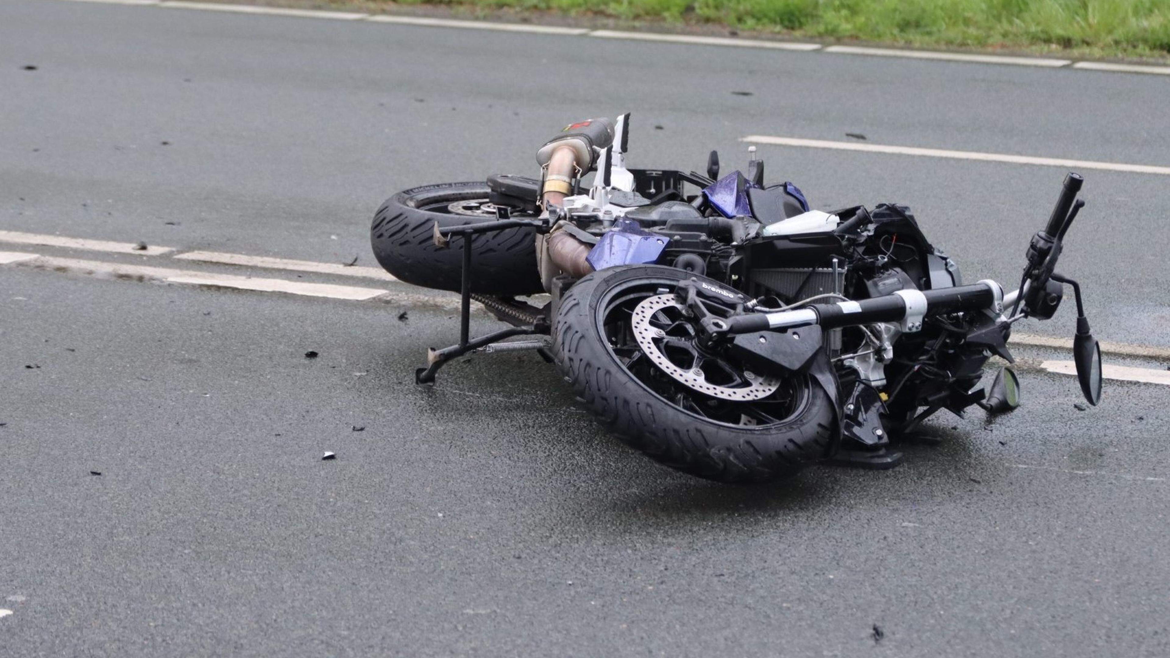 Motorrijder gewond bij botsing op Drie Merenweg in Hoofddorp