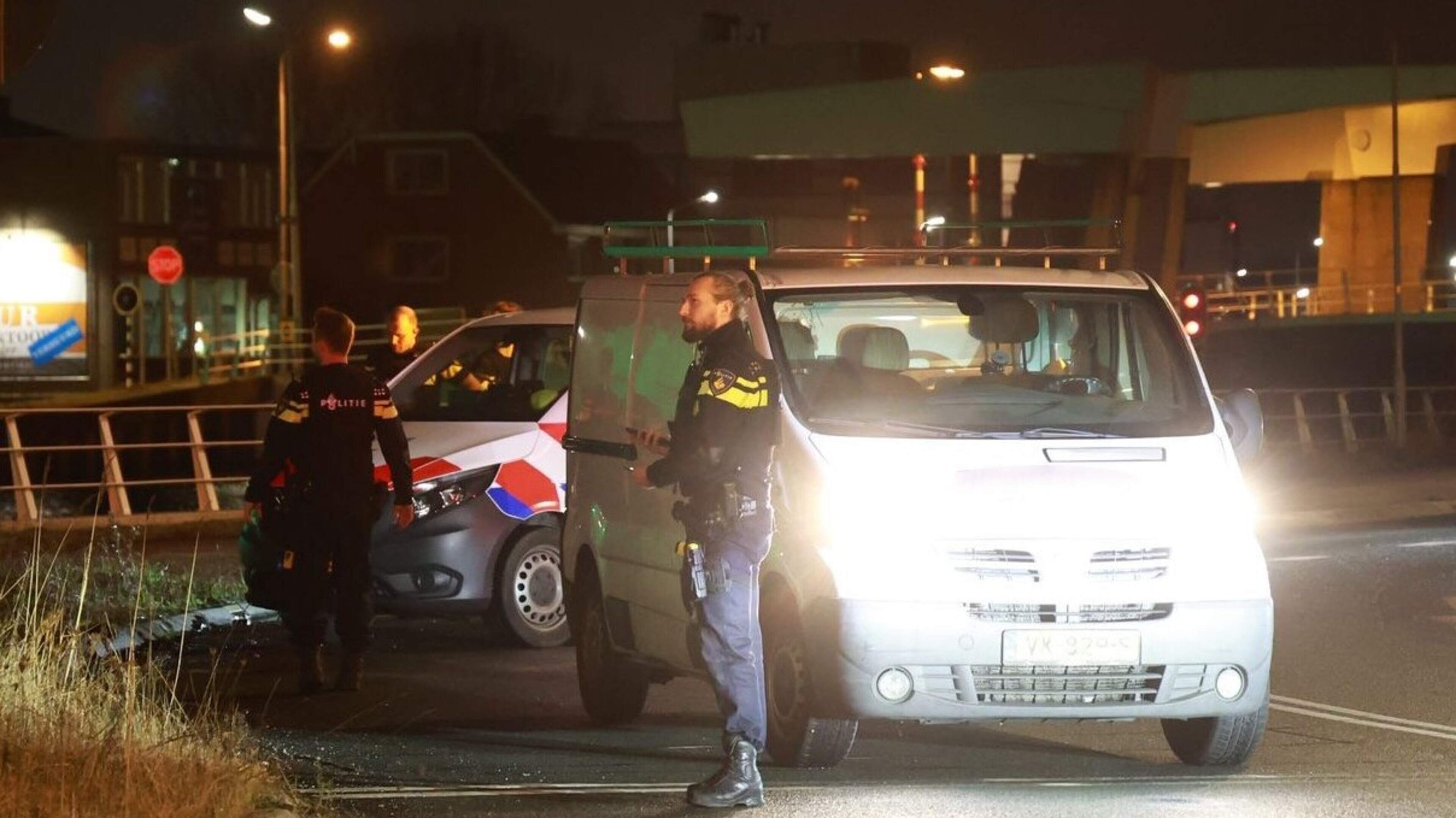Carwash aan Weerenweg Zwanenburg overvallen, medewerker raakt gewond, politie zoekt twee verdachten