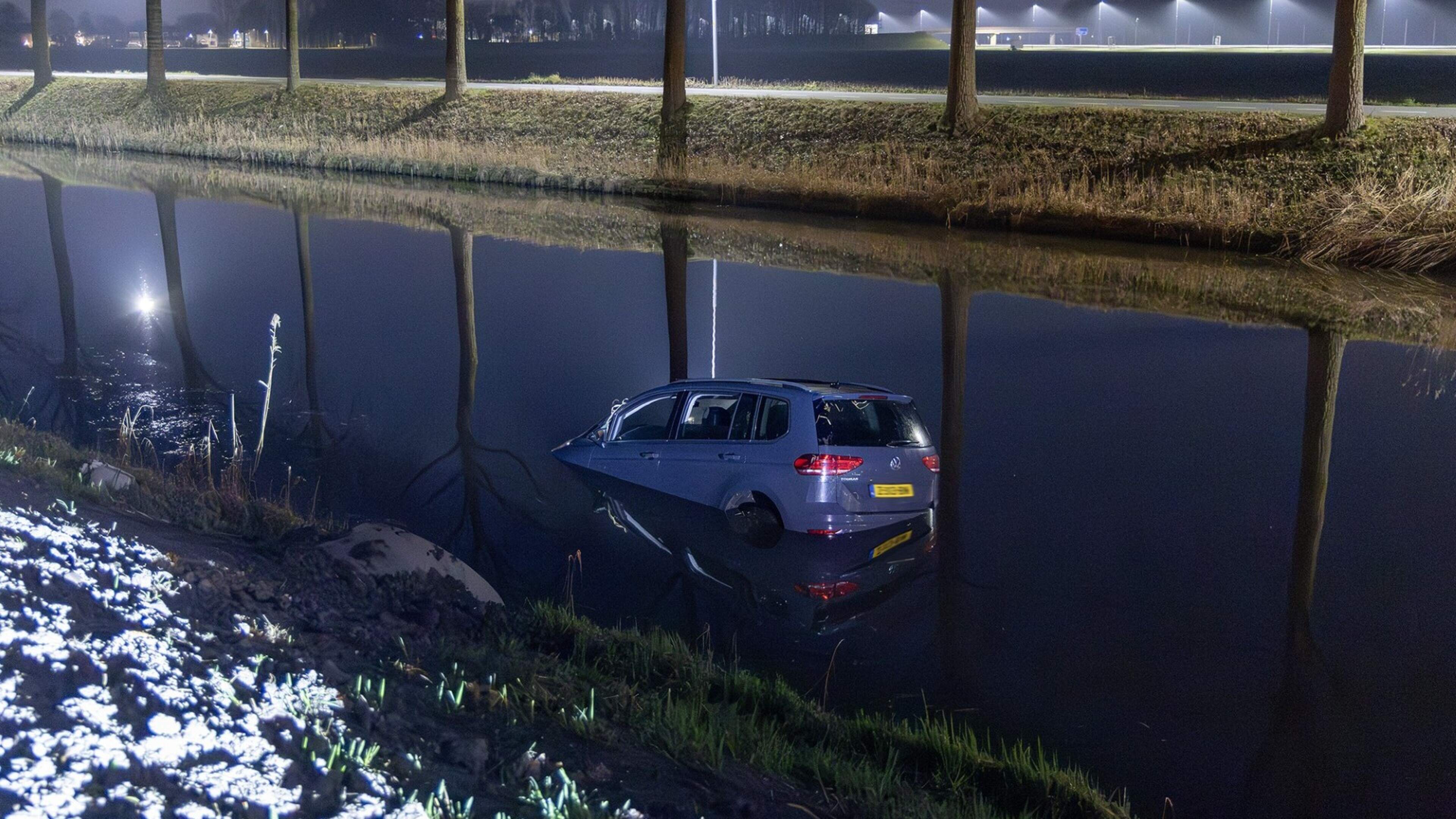 Car ends up in Hoofdvaart Abbenes, driver slightly injured