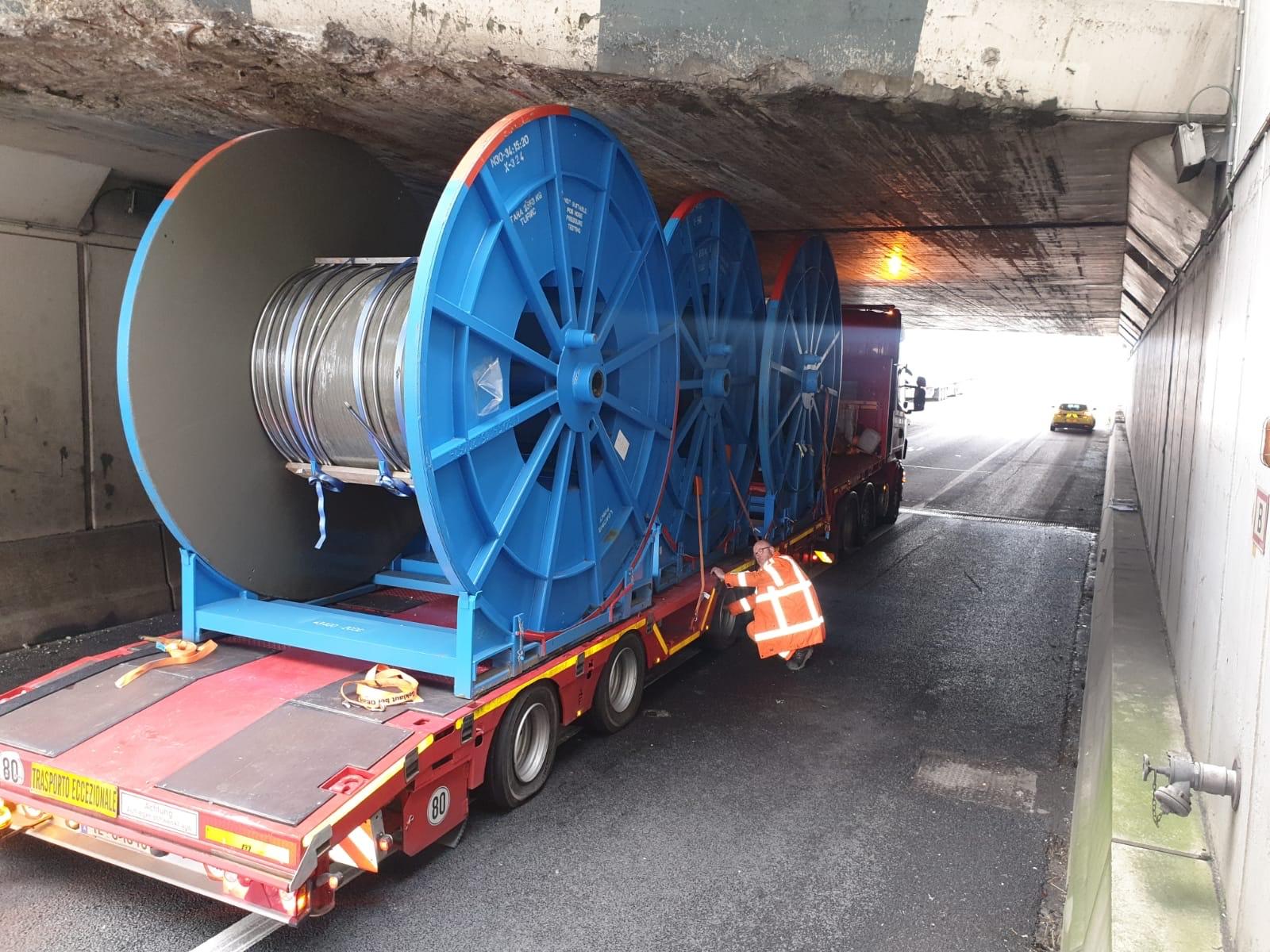 Vrachtwagen komt vast te zitten onder aquaduct op A4 bij Abbenes