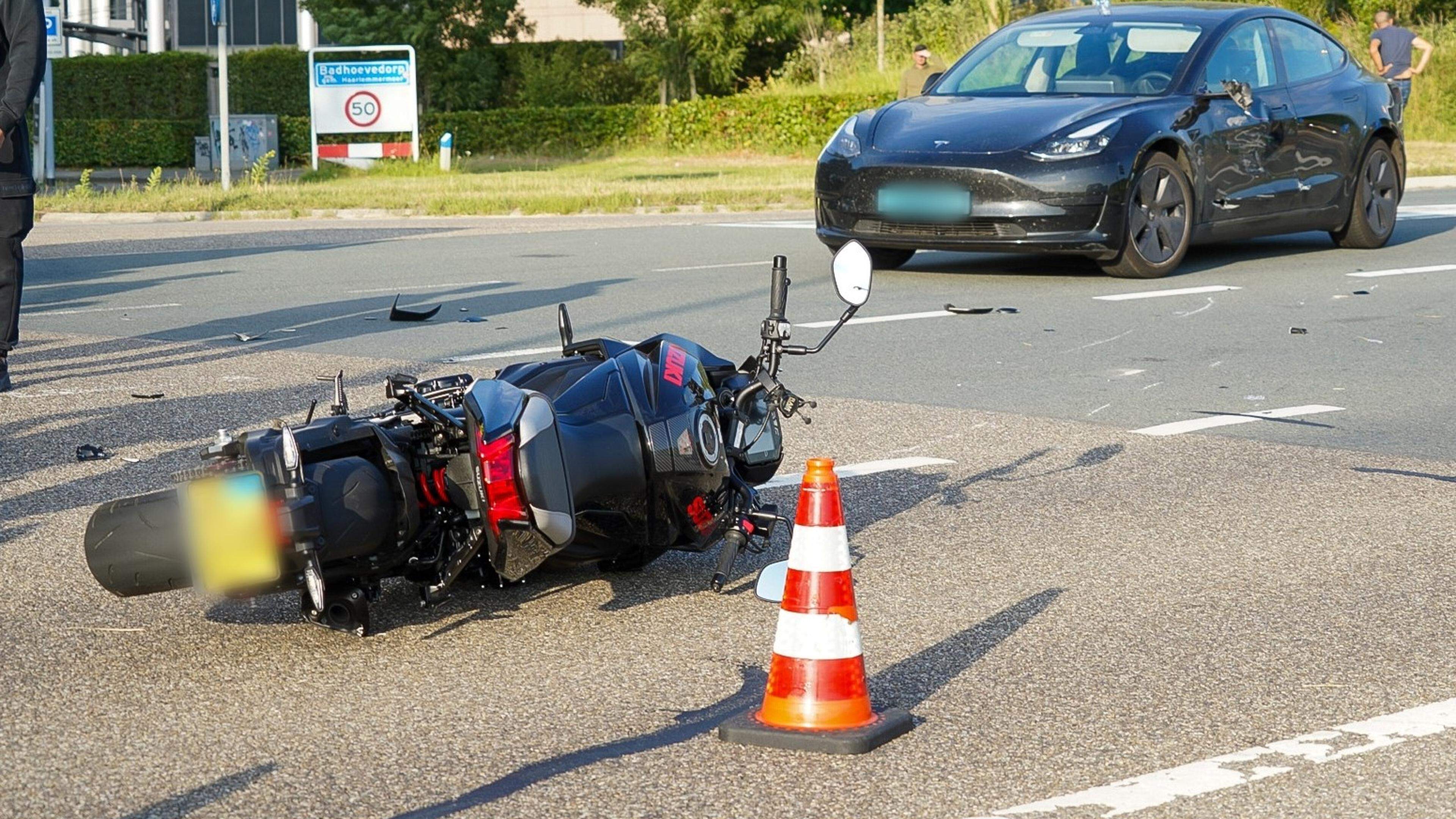 Motorrijder gewond bij botsing met auto op Schipholweg in Badhoevedorp, weg afgesloten