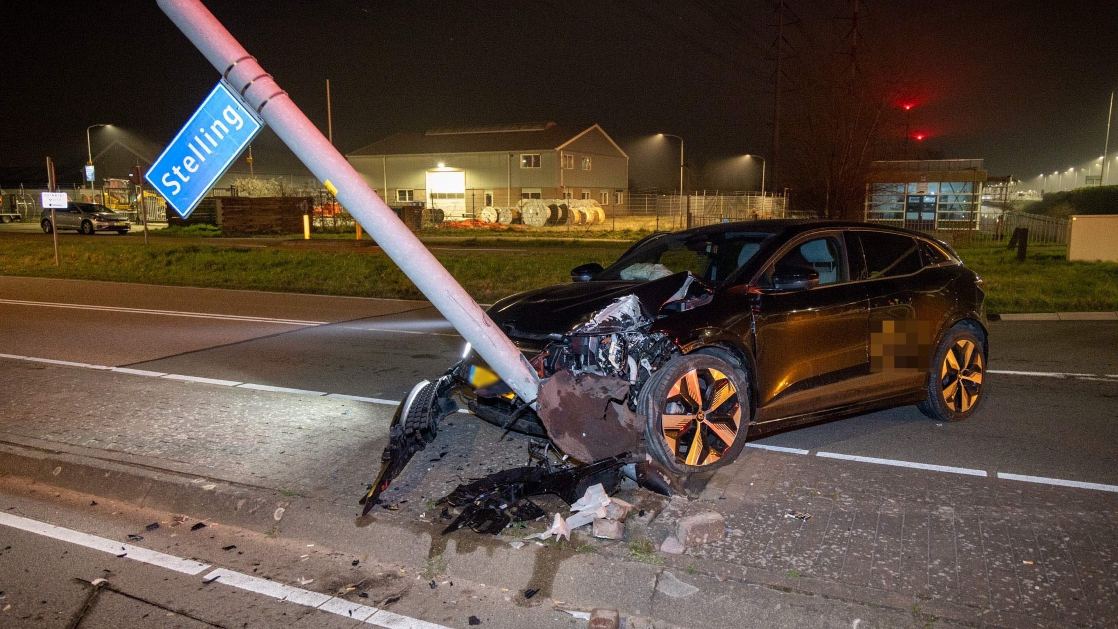Car rams lamppost in Vijfhuizen, driver (24) arrested for driving under the influence [update]