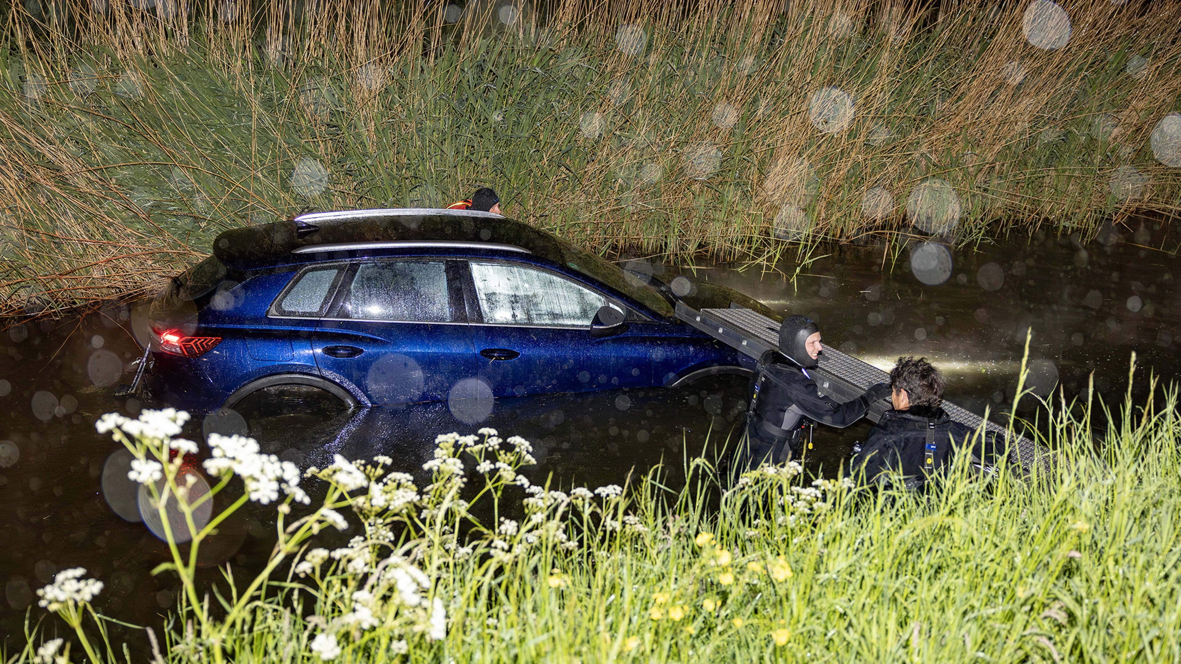 Car ends up in ditch along A5 near Lijnden