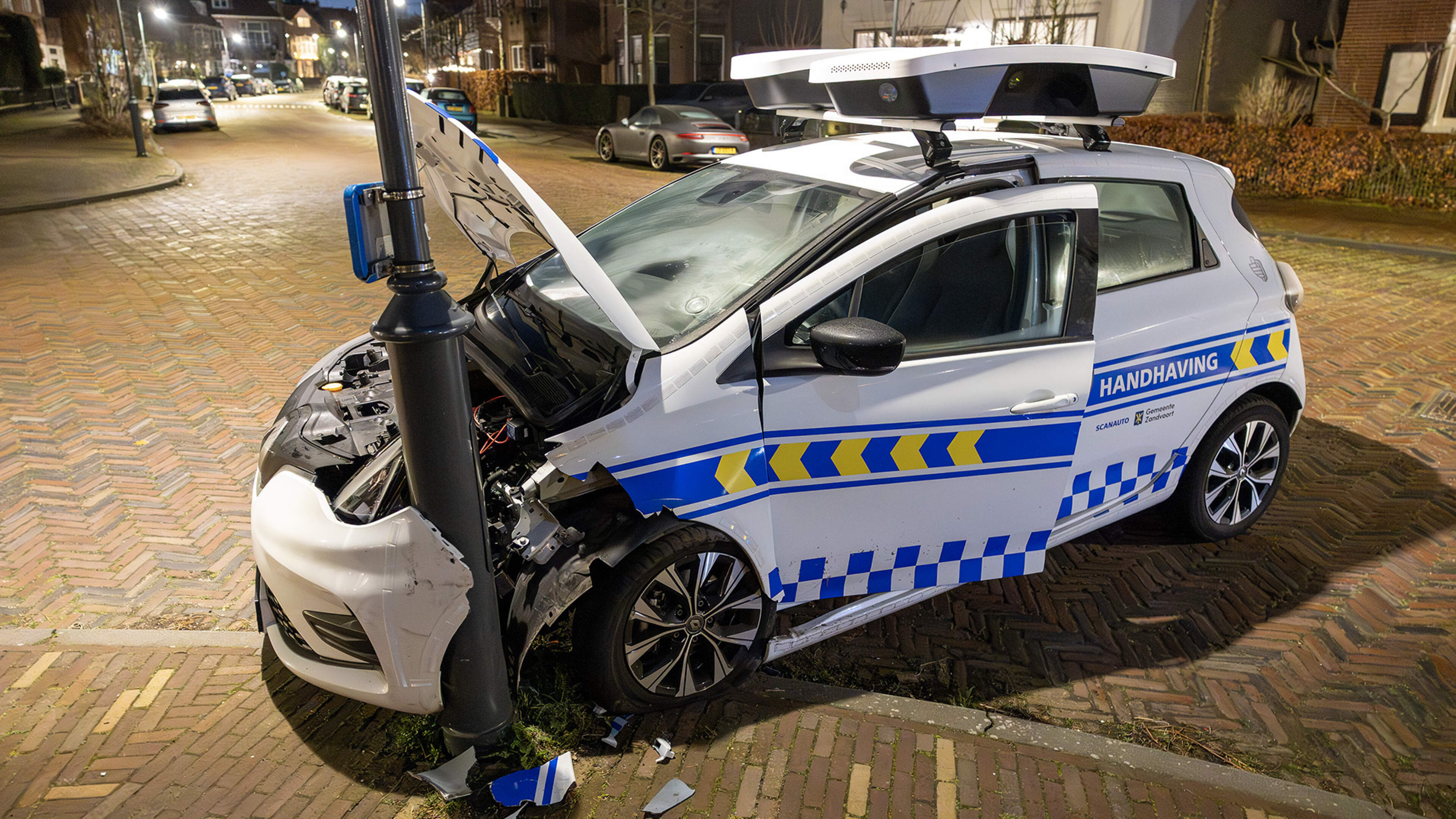 Municipal scanning car hits lamppost in Haarlem