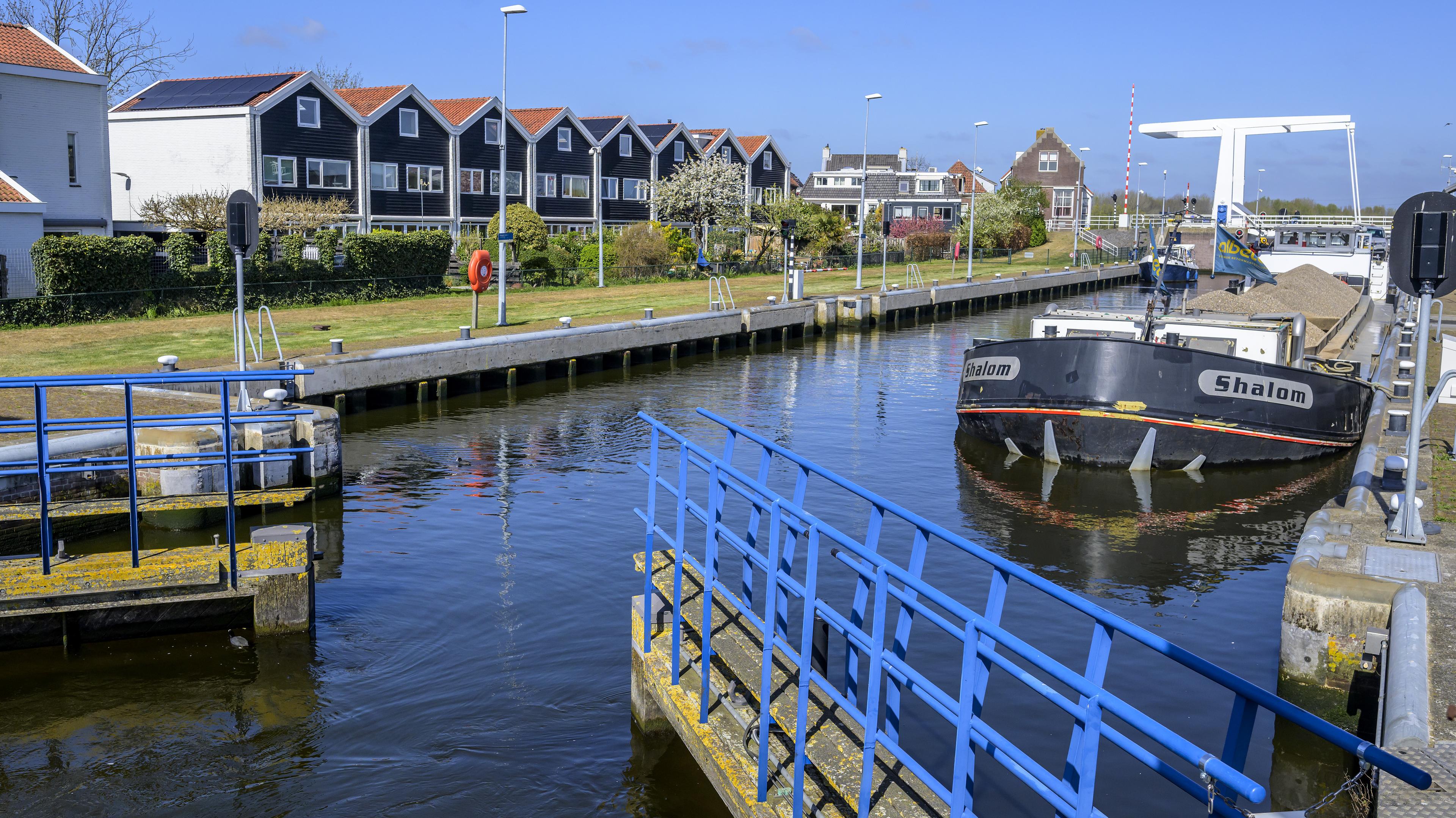 Vroeger dan ooit in het jaar dreigt verzilting en dus blijft de sluis in Spaarndam langer dicht