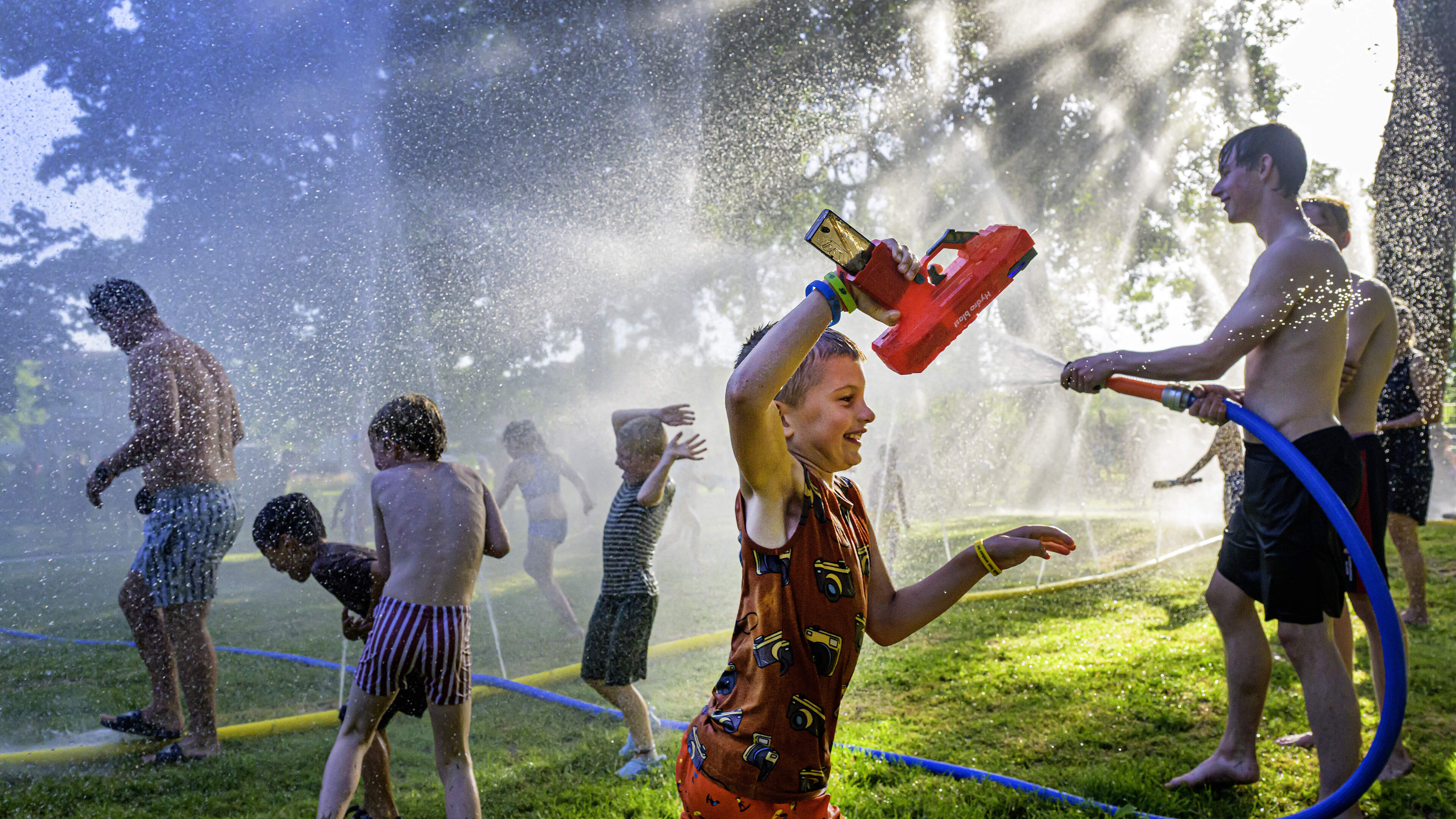 Water pistols vs fire truck: Hundreds of children in water fight with Hillegom fire department