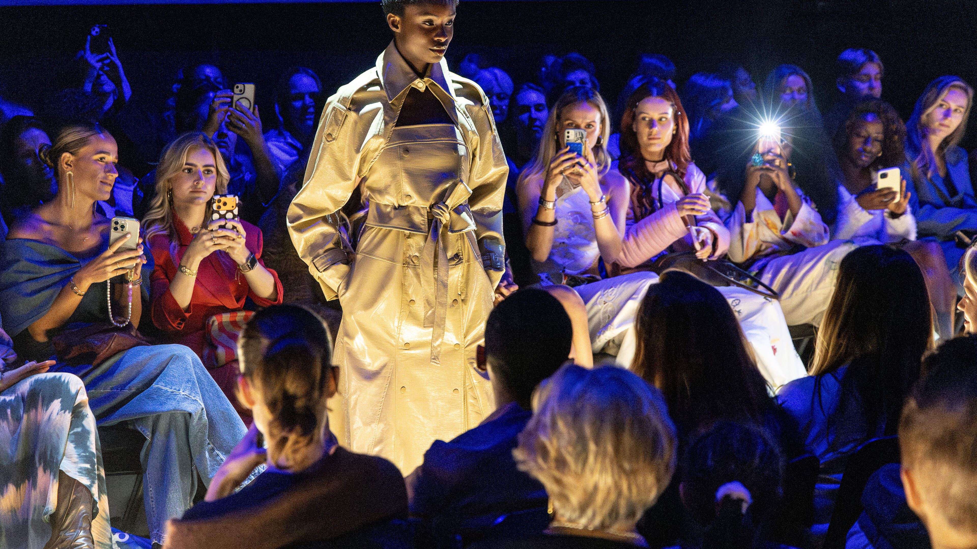 Telefoons omhoog bij modeshow in het Patronaat; merken tonen creaties van duurzame materialen