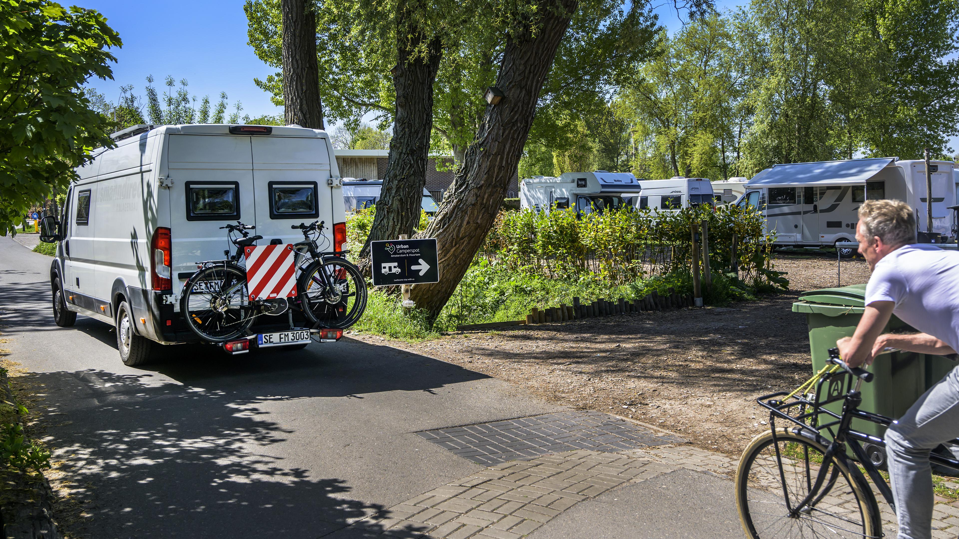 Bewoners Liewegje in Haarlem klagen over overlast van campers op rustiek weggetje. ’Het is hier gewo