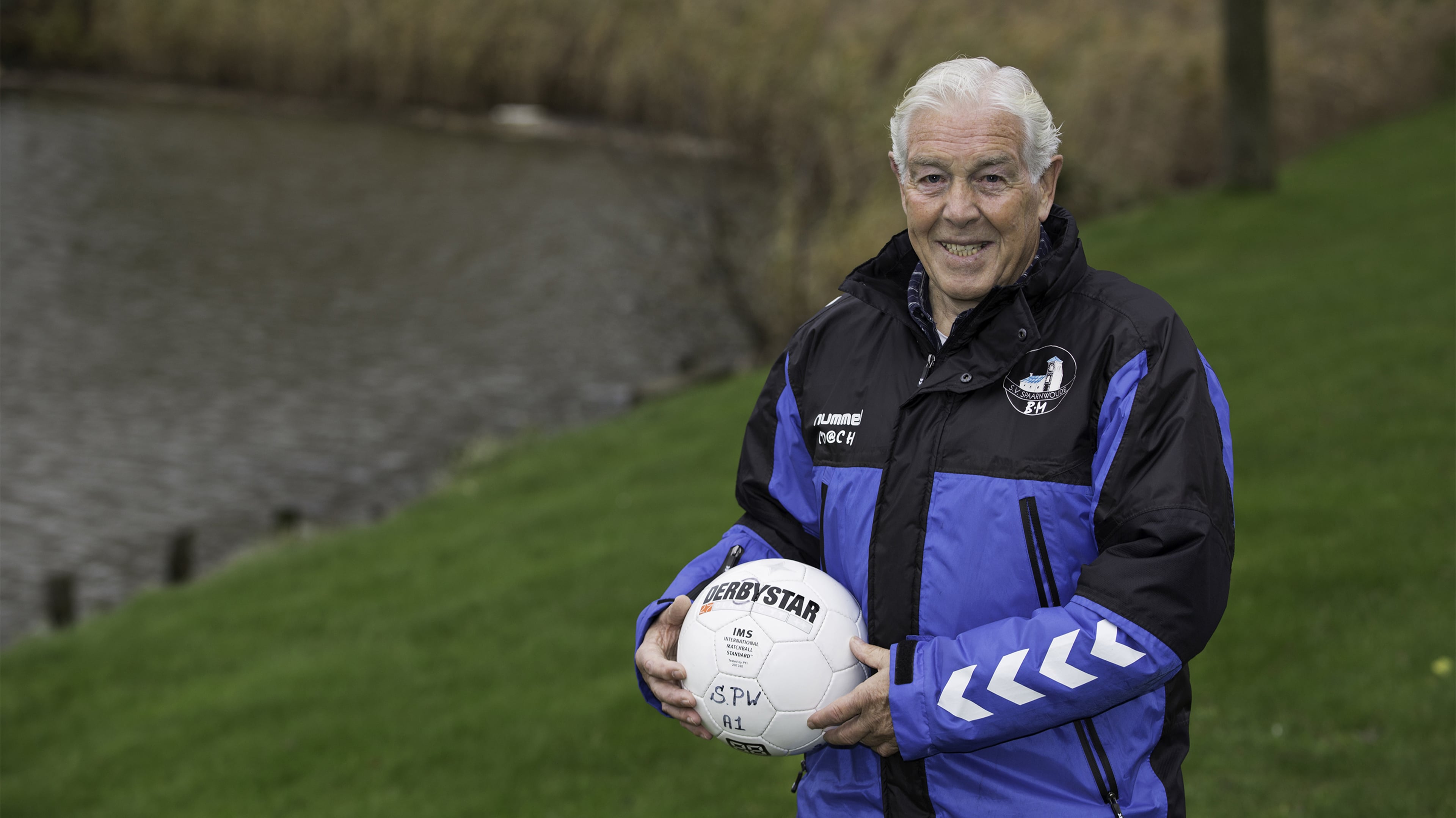 Football icon Bob Maas (1935-2026) coached a women’s team at age 83: ‘Football is Bob and Bob is football’