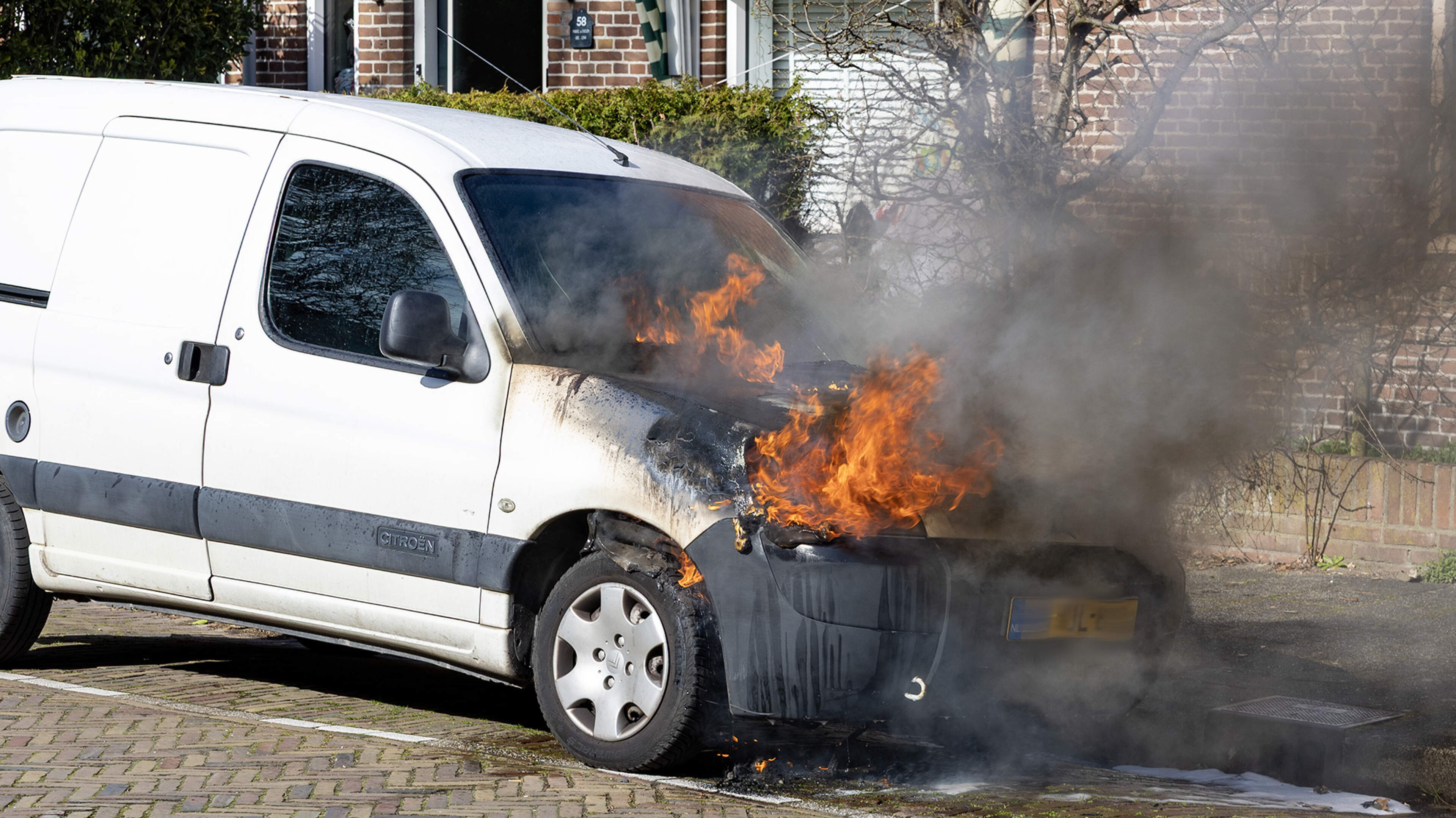 Company van catches fire on Eikenstraat in Haarlem