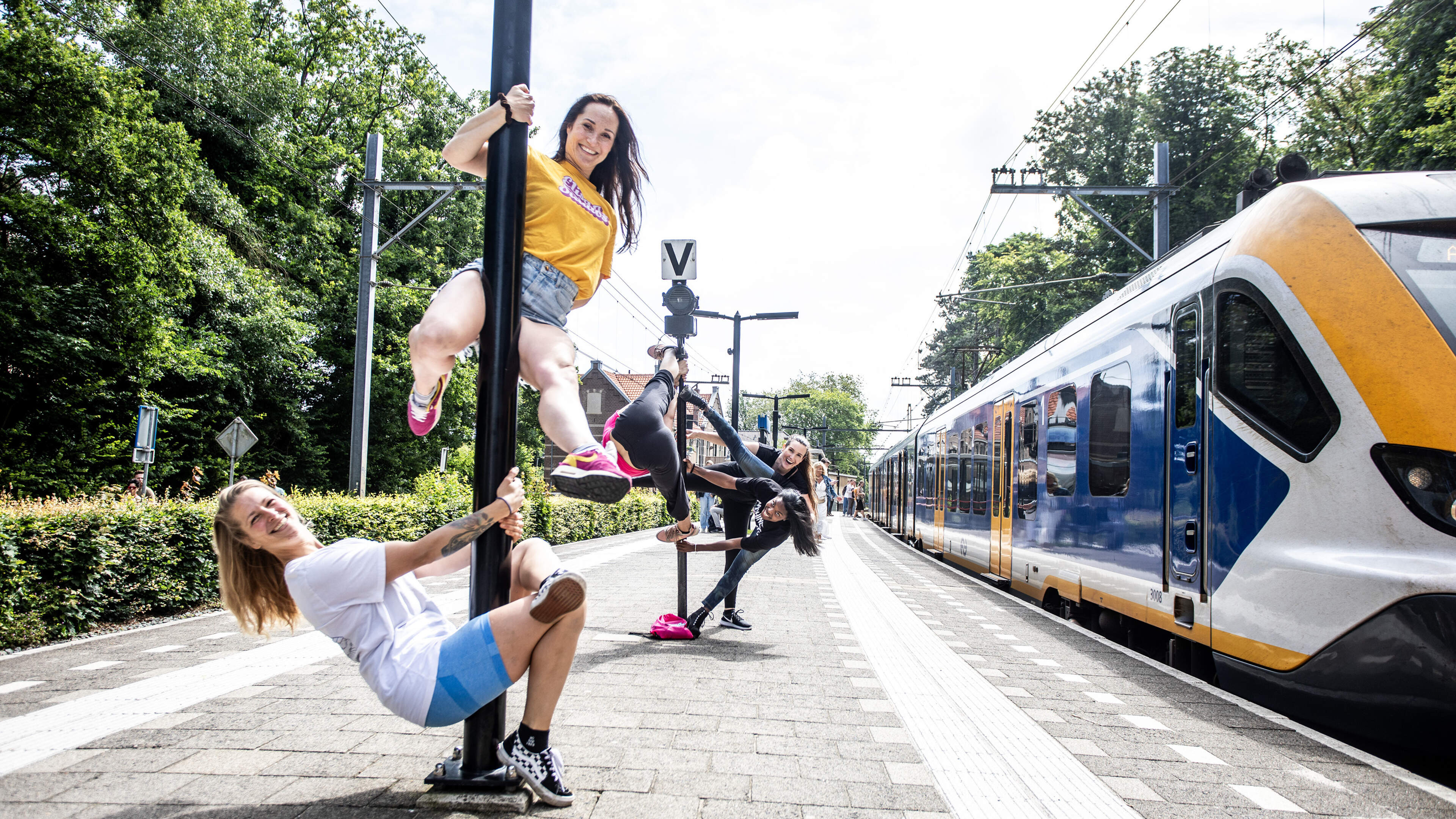 Paaldansers op het station Overveen? Leerlingen maken op ludieke wijze kennis met nieuwe thuisbasis