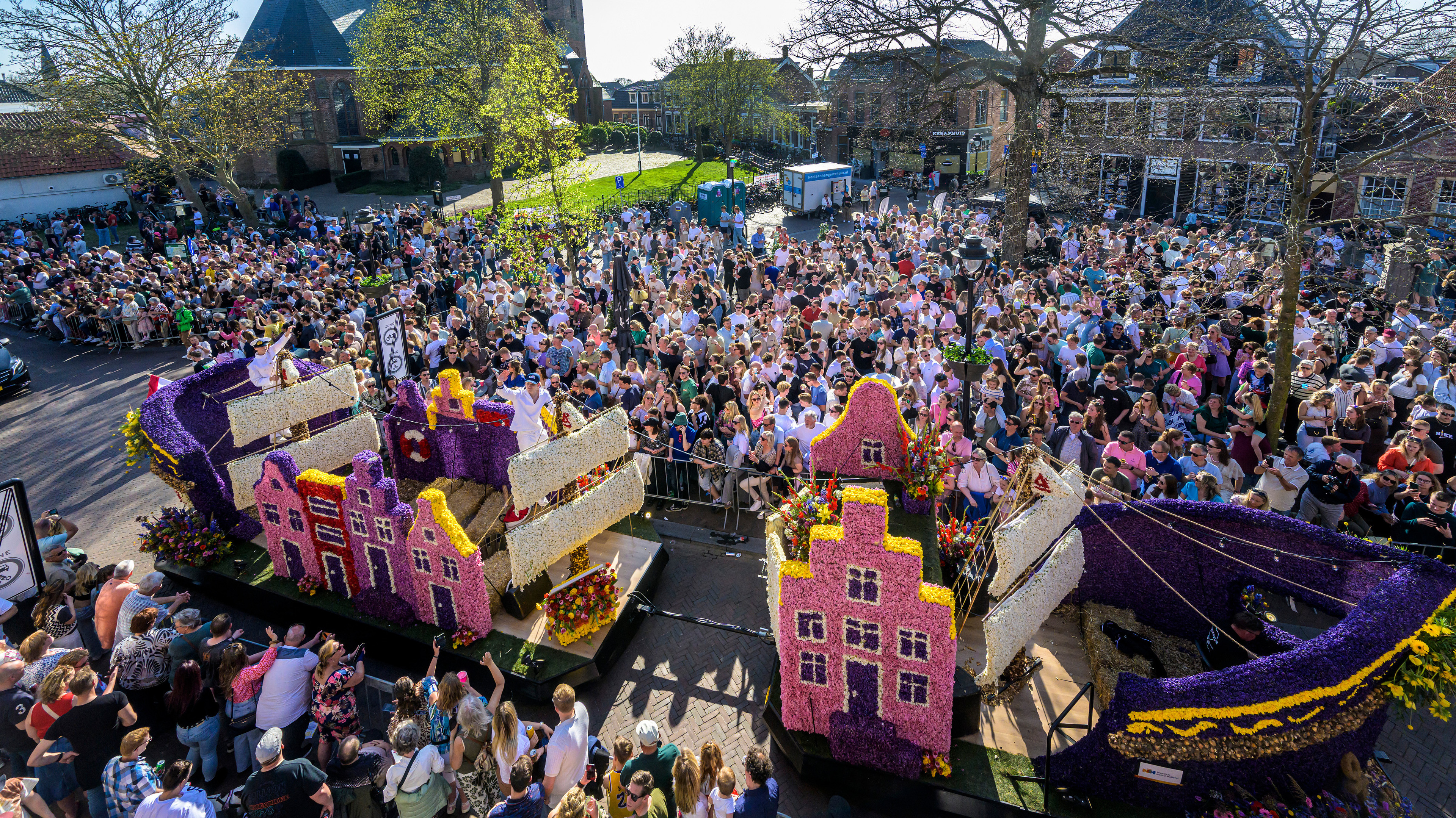 DJ and singers at the Old Pump: Hillegom welcomes flower parade with ‘Pomp and Splendor’ event