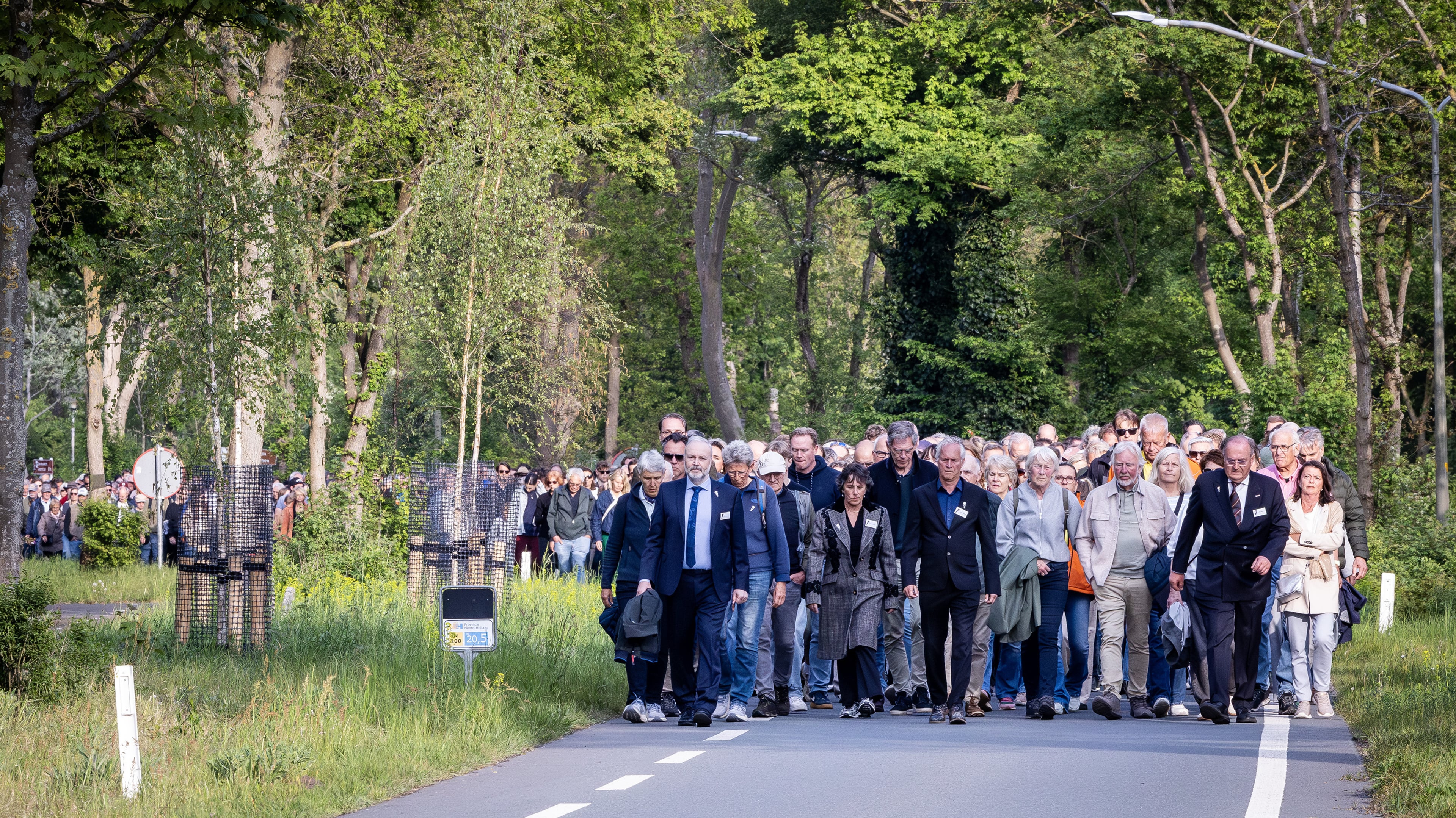 Silent march to the Honorary Cemetery: hundreds commemorate resistance fighters in the dunes